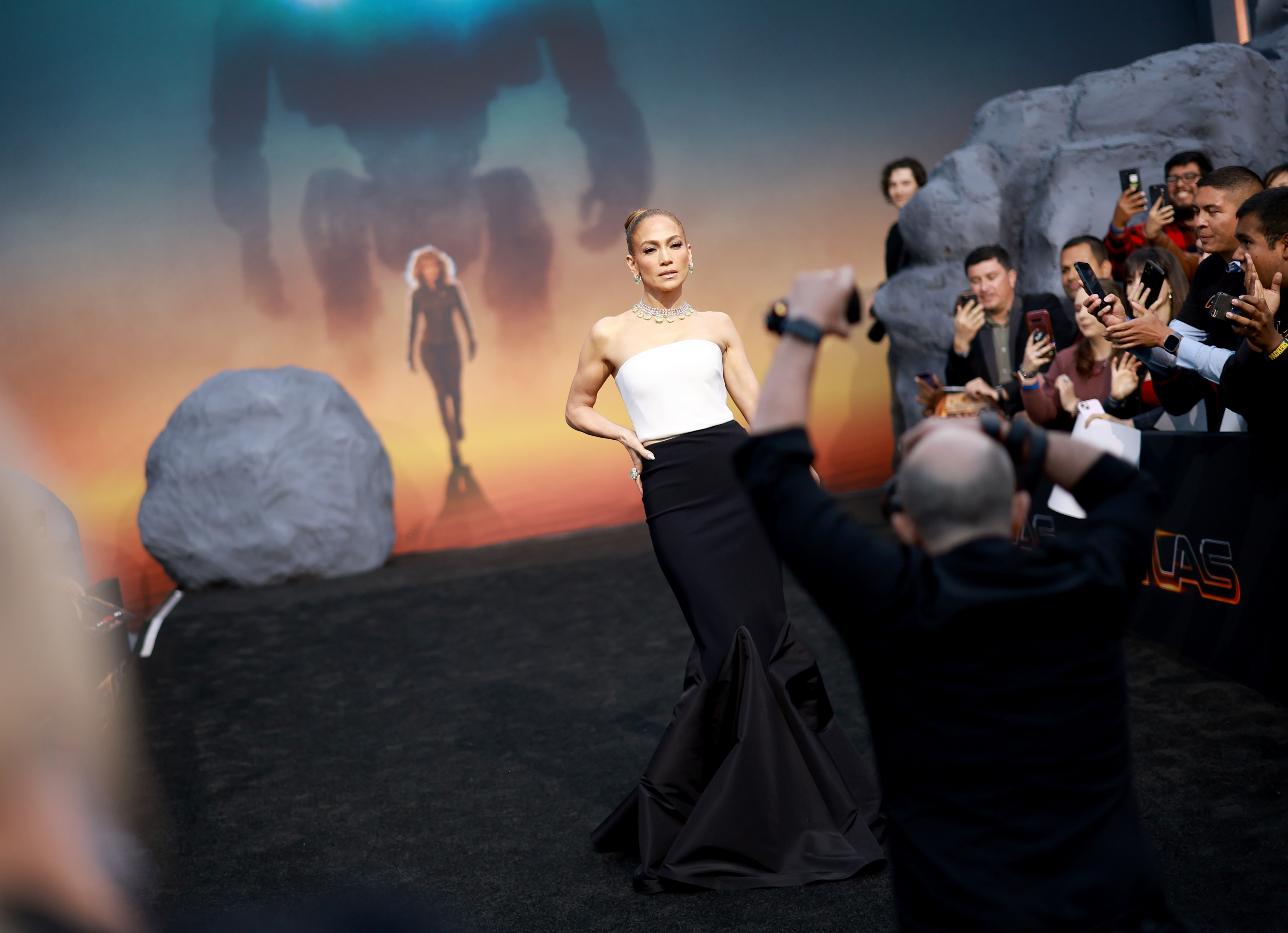 珍妮佛羅培茲才剛在電影《異星戰境》首映紅毯上，表示接下來都要忙於排練演唱會，結果不到一週又大動作宣布取消。（Netflix提供）