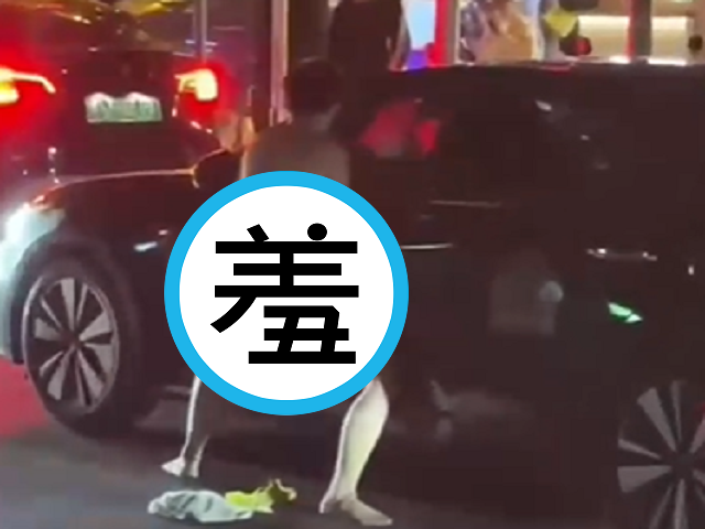 怪男全裸當街性侵車子逼「生小車」，發出野獸嘶吼！詭異影片曝光。（翻自《黑料網》）