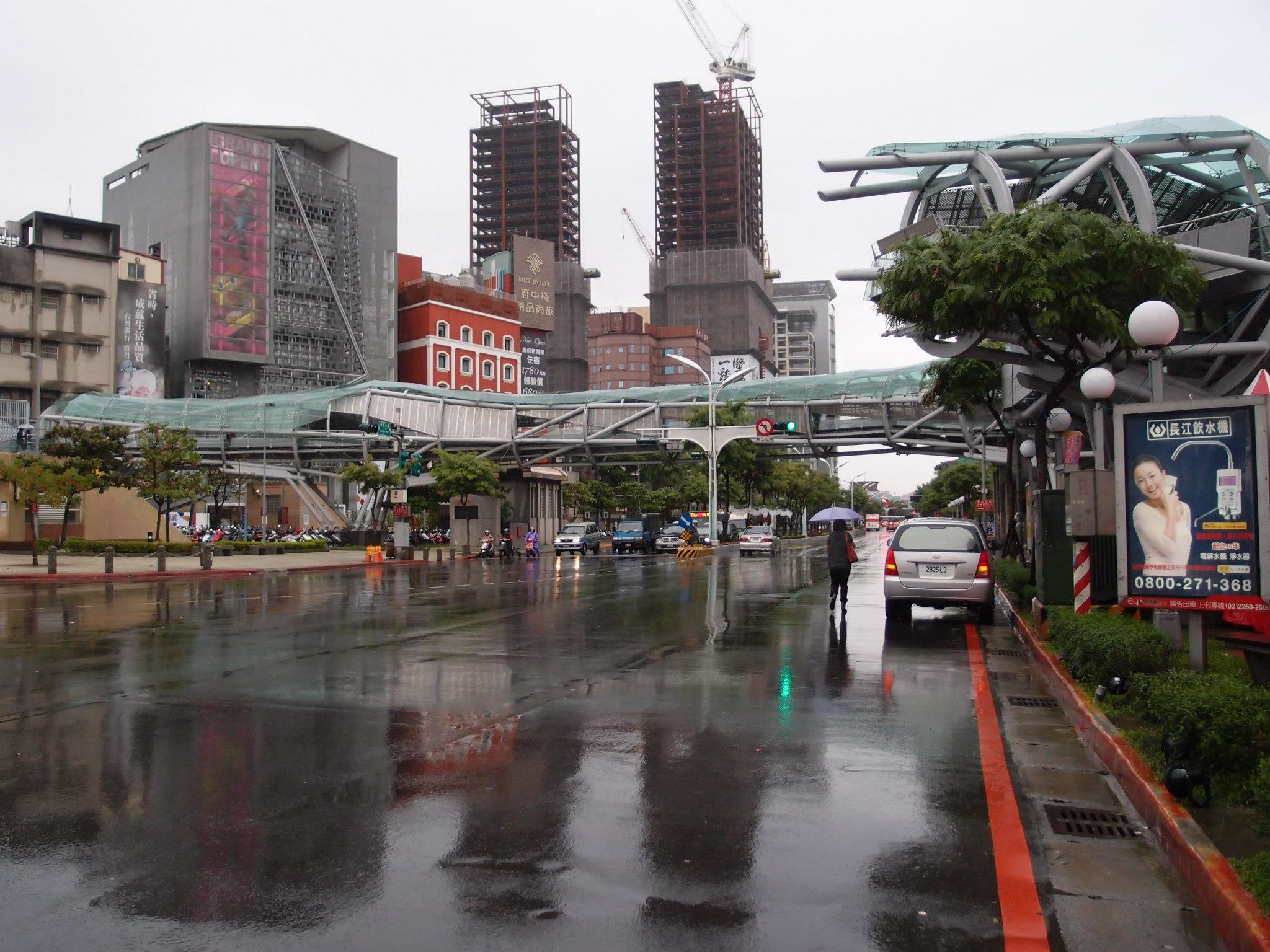 板橋府中的遊龍天橋電梯10月中突然下墜釀2傷，事故鑑定報告在11月底出爐。（翻攝自新北旅客臉書）