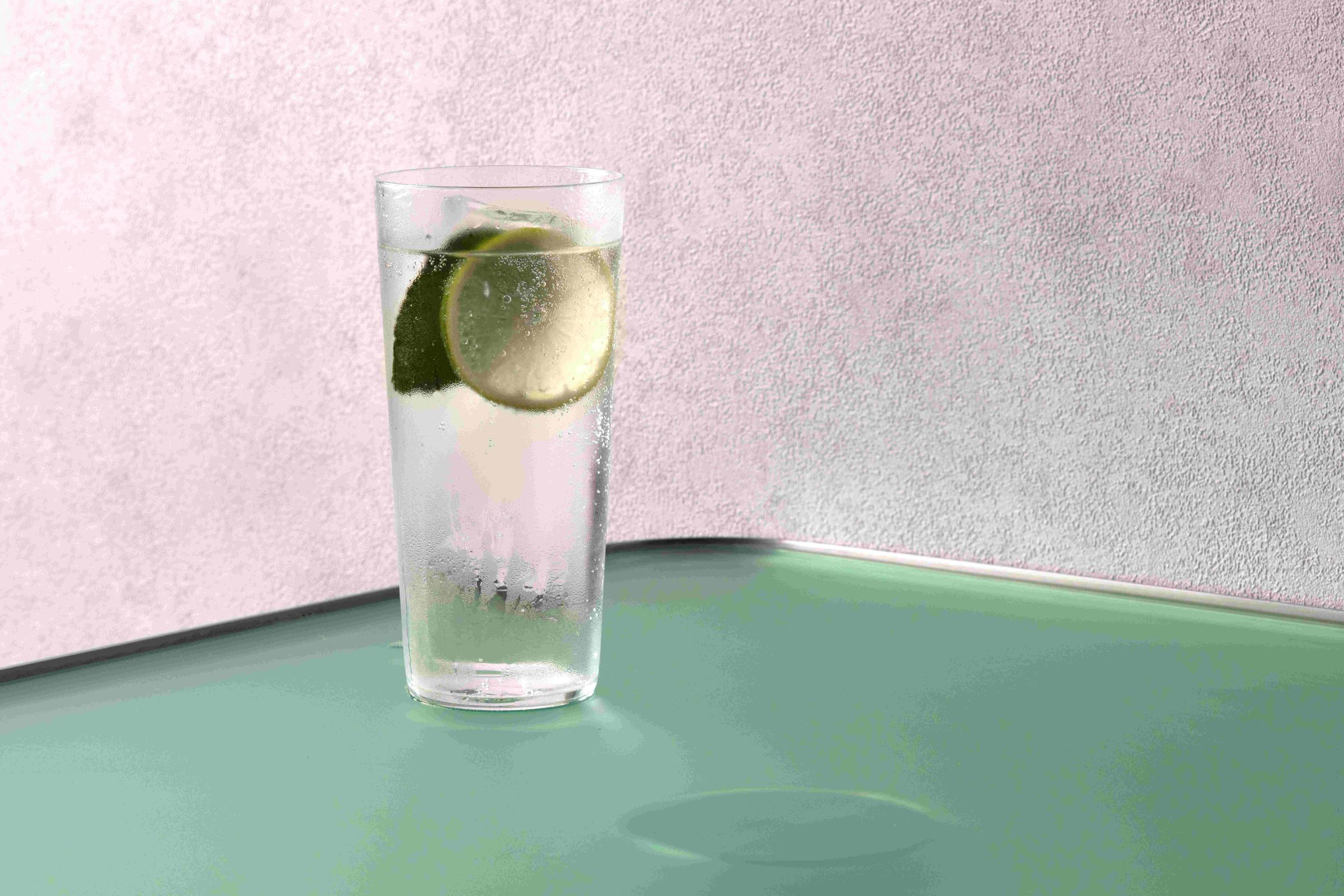 「Gin & Apple」洋溢著氣泡帶出的輕盈爽洌和草本香氣。（MIUS提供）