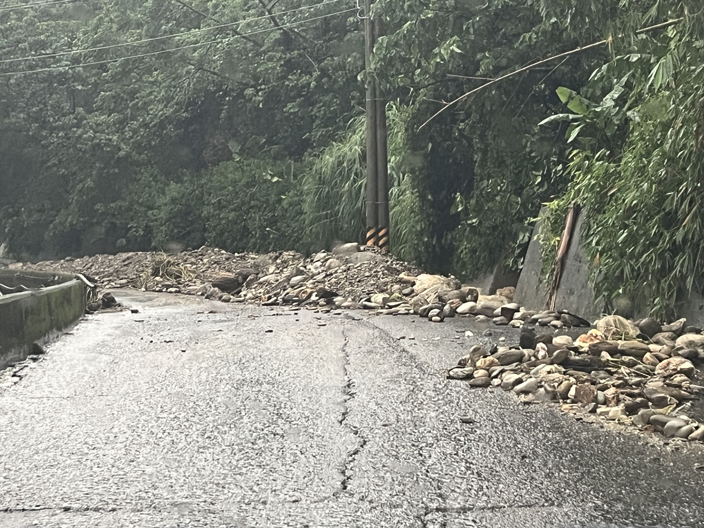 事故路段附近多處道路遭土石流阻礙,營救不易。(鐵警局提供)