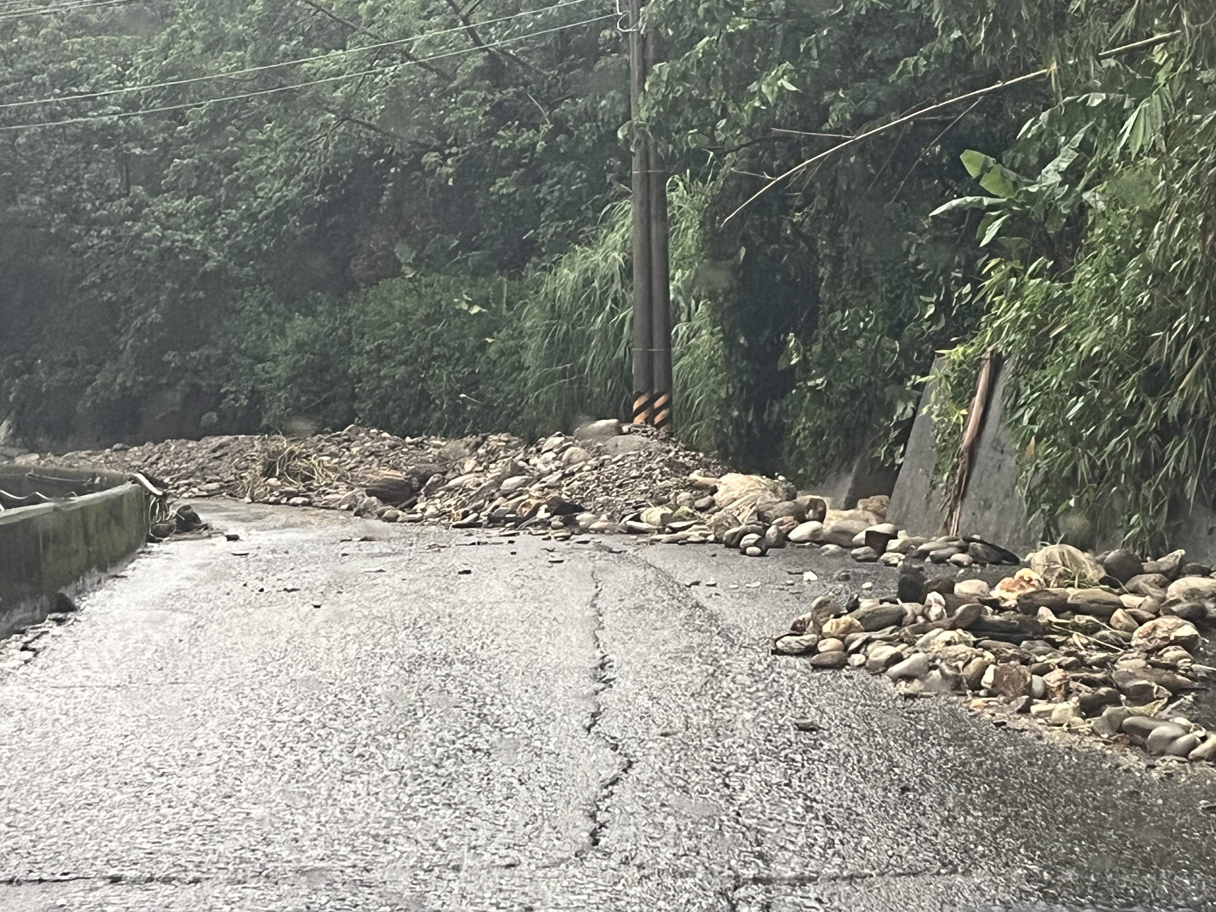 事故路段附近多處道路遭土石流阻礙，營救不易。（鐵警局提供）