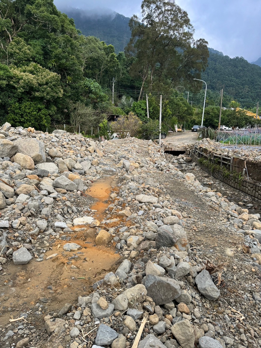 雲林古坑受颱風影響，多處道路淹水及土石流。（劉建國辦公室提供）
