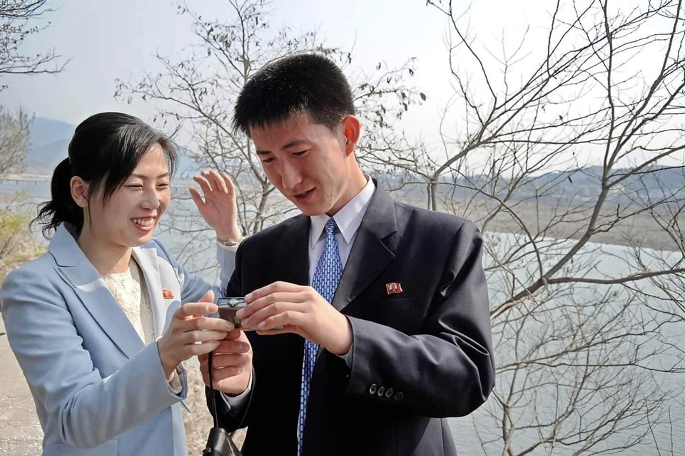 許多北韓年輕人透過租用汽車，體驗親自駕車接送戀人的「浪漫一日」，成為新興風尚。示意圖非當事人（翻攝自朝鮮經貿文化情報 DPRK）