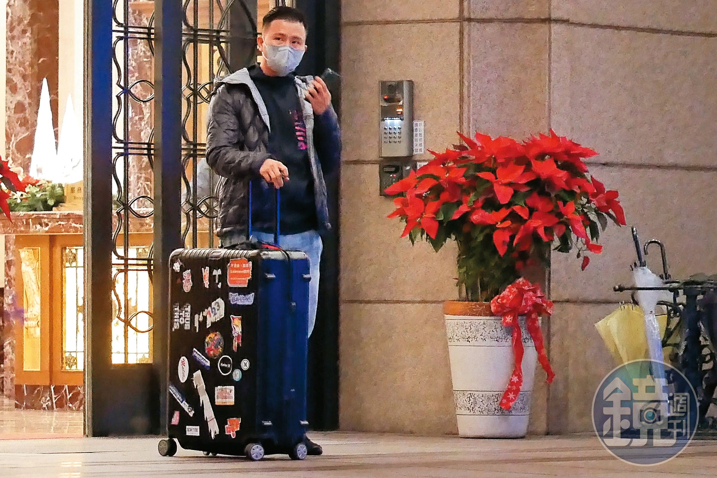 之前本刊曾經拍到張劭緯離家的畫面,他才與當時的老婆安晨妤吵完架而已。