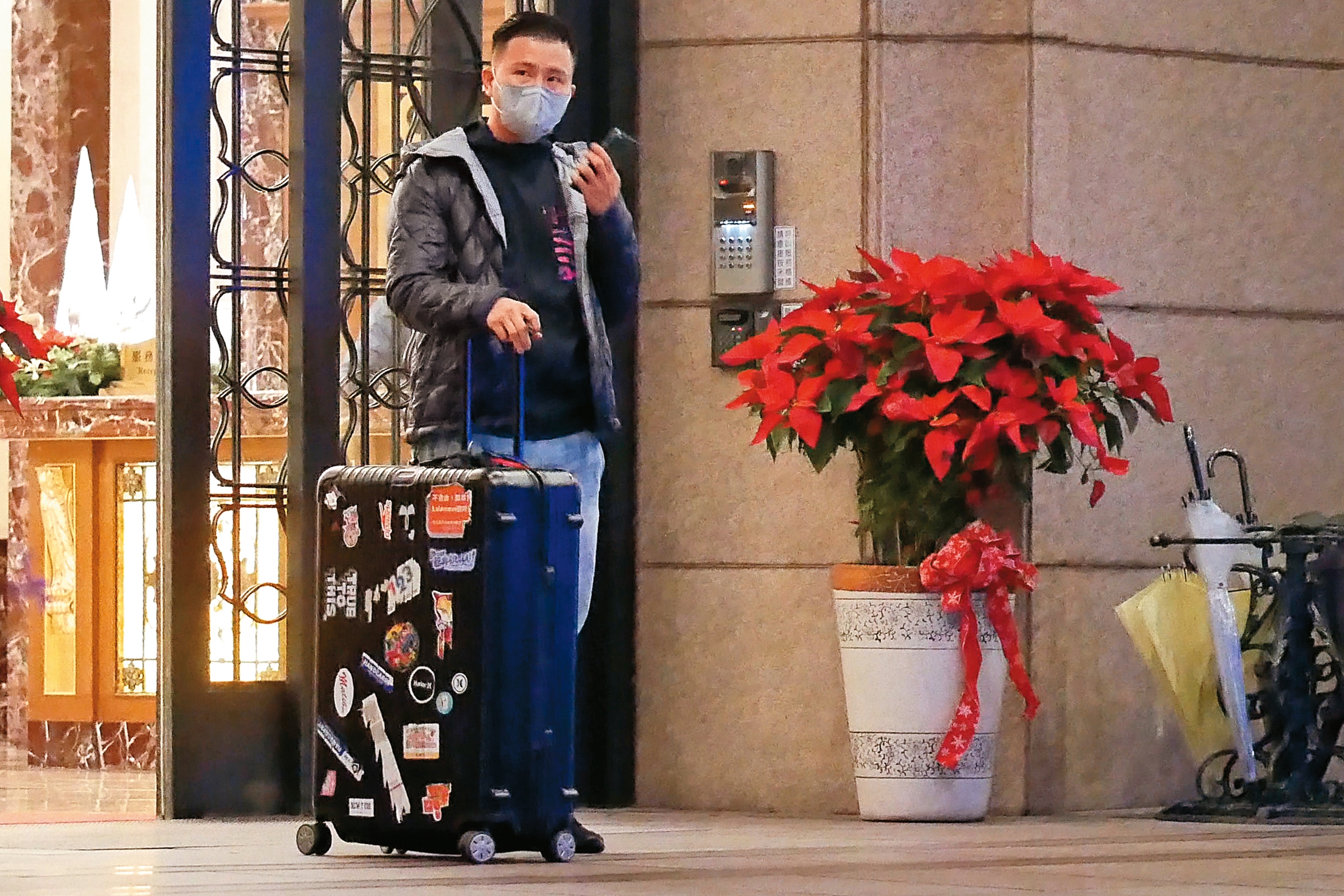 之前本刊曾經拍到張劭緯離家的畫面，他才與當時的老婆安晨妤吵完架而已。