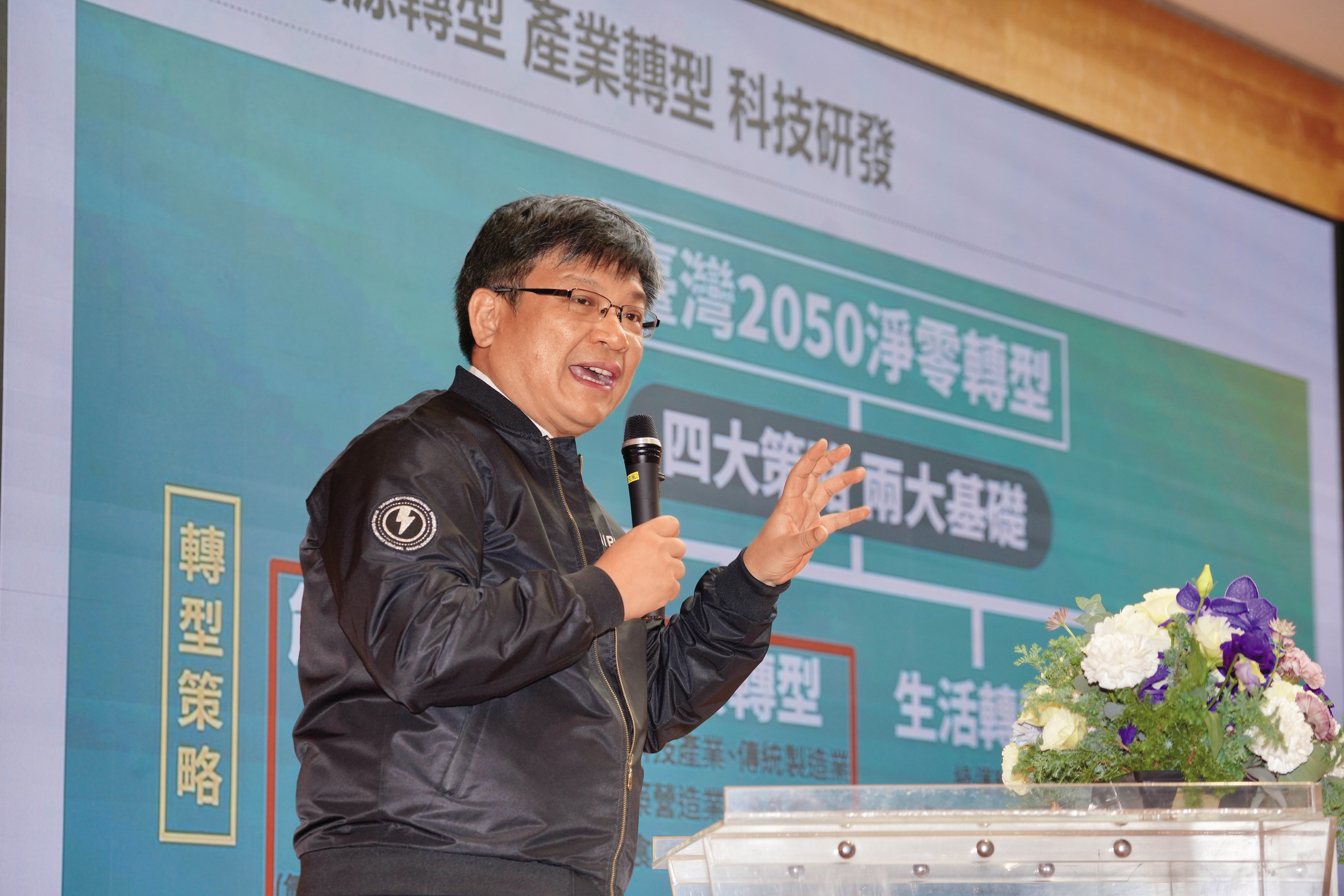 台電董事長曾文生近來為了台灣的電力問題焦頭爛額。
