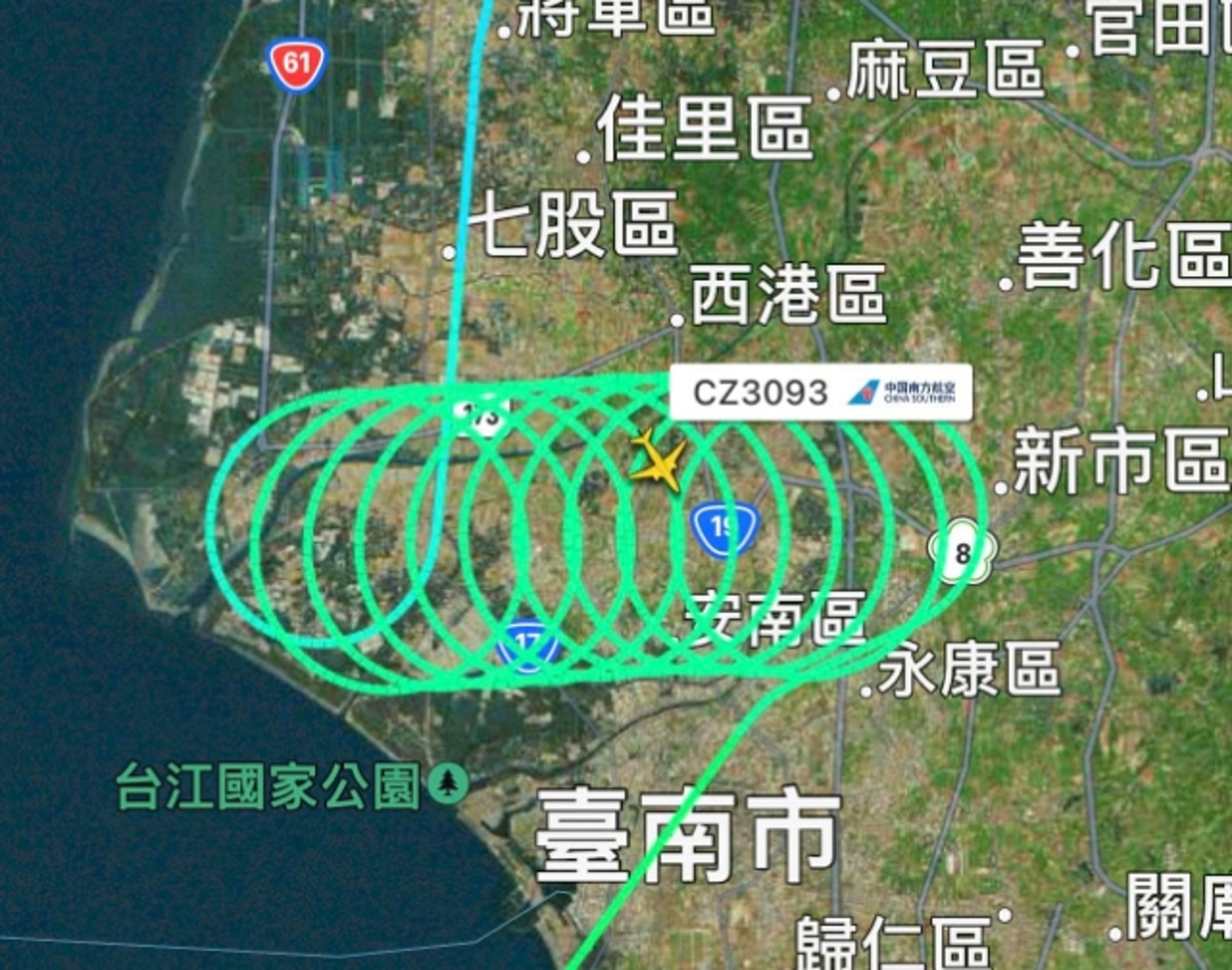 日前有一自中國民航班機在台南上空盤旋40分鐘，其飛行軌跡畫出了11個圓圈。（翻攝自台南式 Tainan Style）