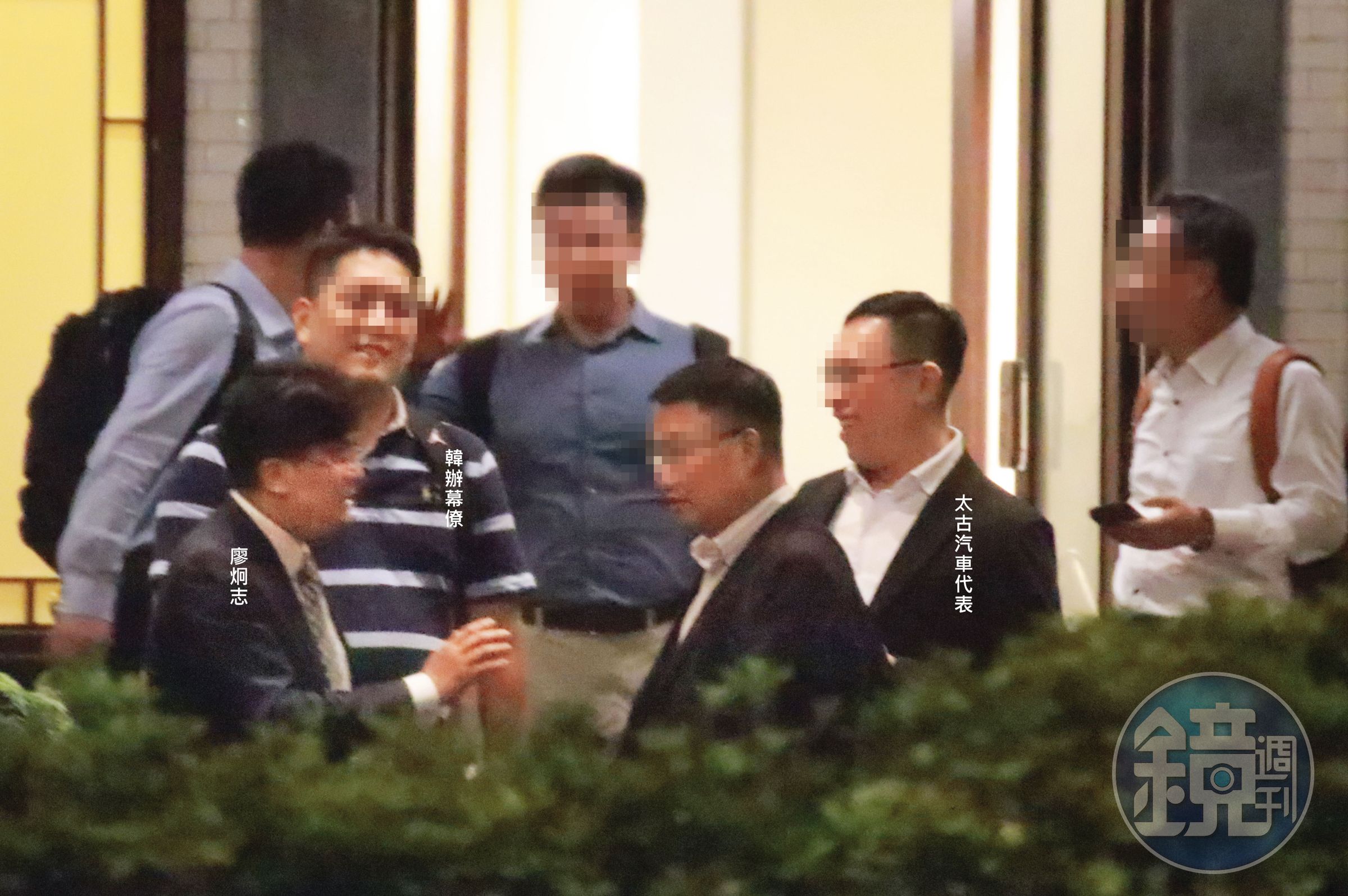 餐敘結束，太古汽車代表與韓辦幕僚、廖炯志在等車時暢聊。