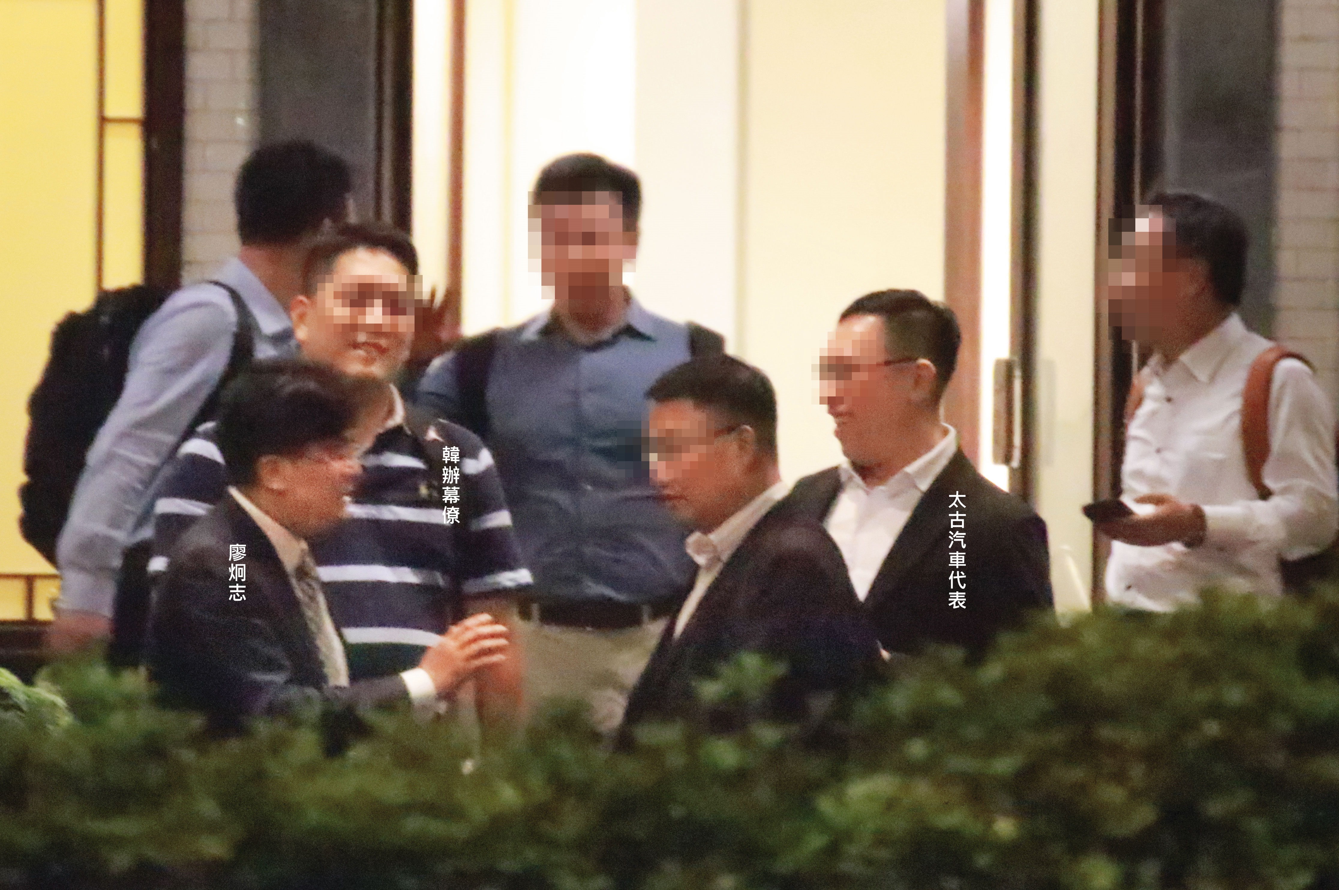 餐敘結束，太古汽車代表與韓辦幕僚、廖炯志在等車時暢聊。