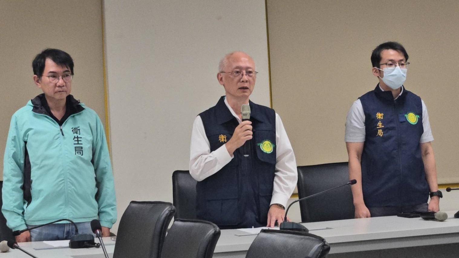 高雄市政府衛生局誤判全聯「台灣鯛魚排」檢出禁藥，據悉衛生局長黃志中（中）已向市長自請處分。。（高雄市衛生局提供）