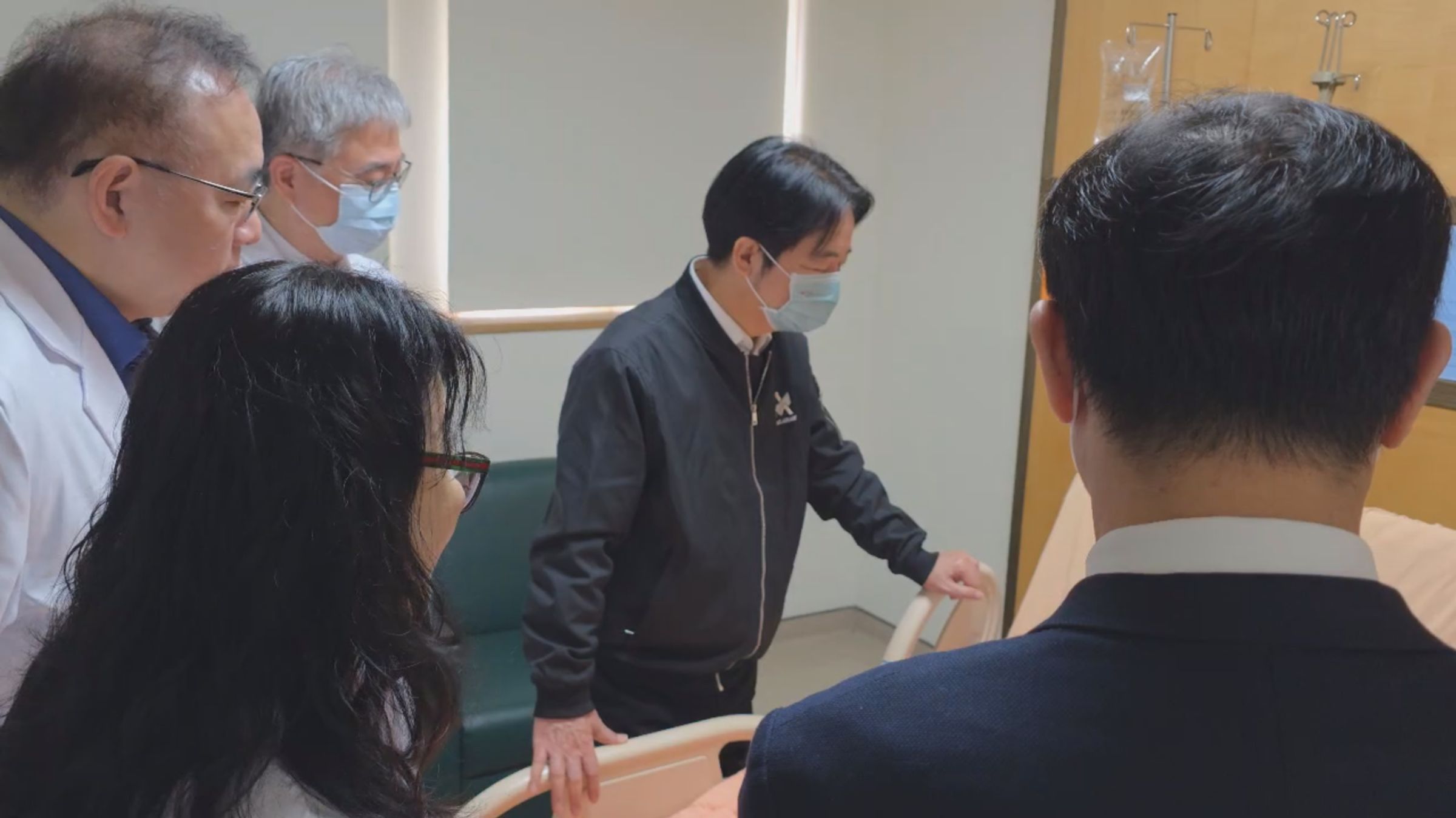 總統賴清德抵達醫院探視傷患。圖為聯合醫院中興院區。(總統府提供)
