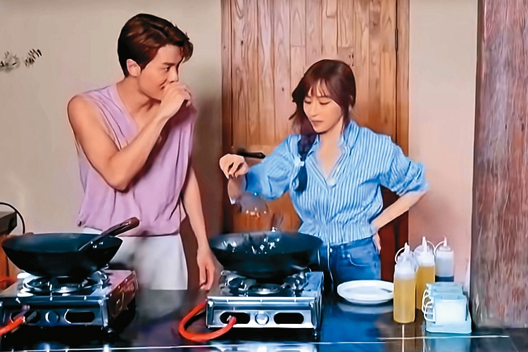 王心凌（右）與吳克群（左）在節目中一起料理的互動，粉絲們都覺得很甜。（翻攝自bilibili）