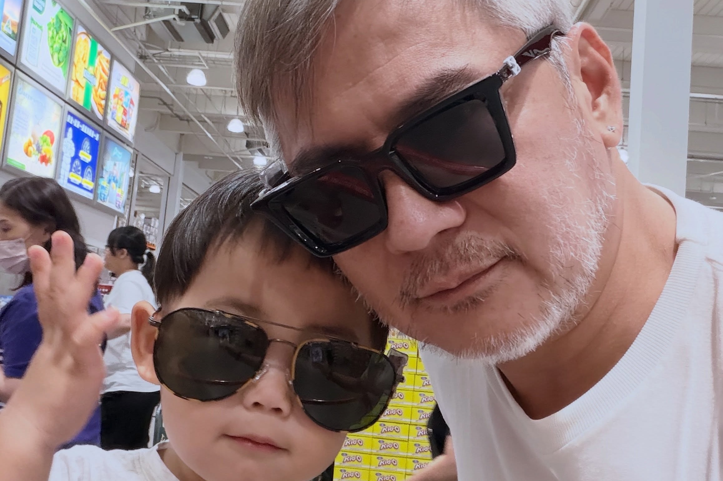 馬國賢近日帶3歲兒子去上體能課,結果滿頭白髮被老師誤認是阿公。(翻攝自馬國賢臉書)