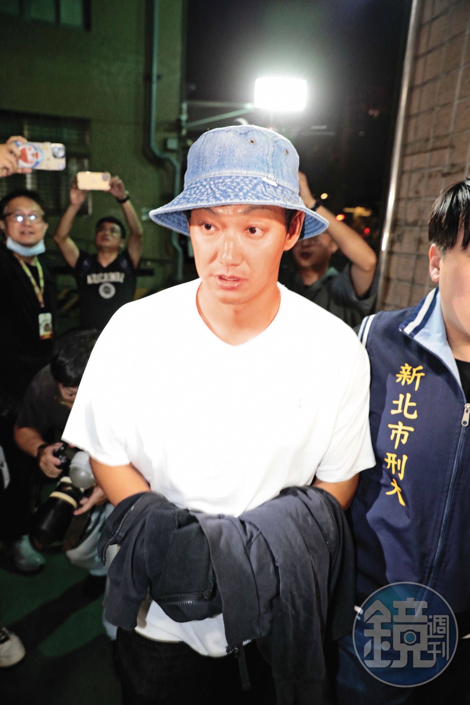 威廉涉嫌花錢偽造病歷逃避兵役，他主動向檢調說明，並於偵訊後以50萬元交保。