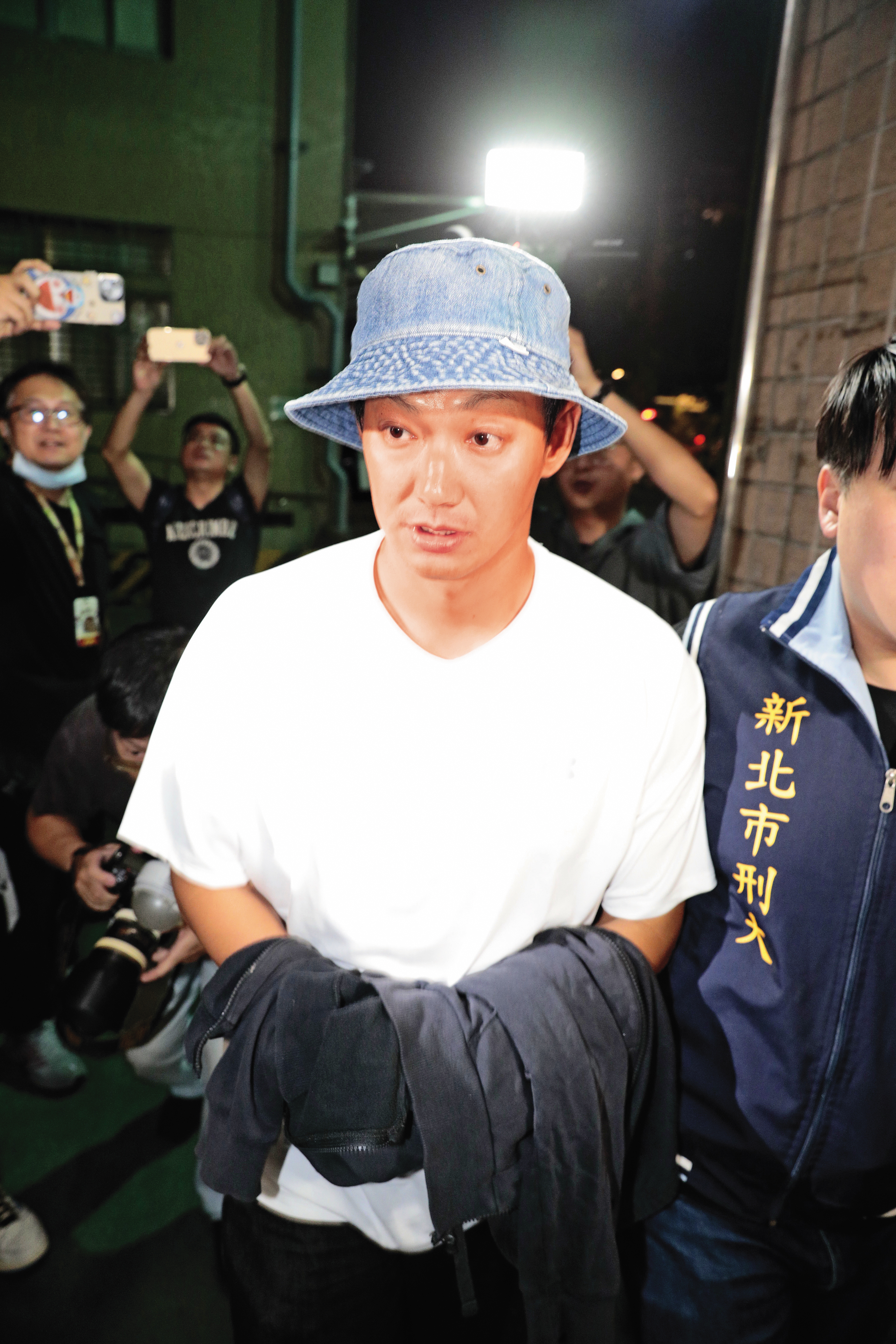 威廉涉嫌花錢偽造病歷逃避兵役，他主動向檢調說明，並於偵訊後以50萬元交保。