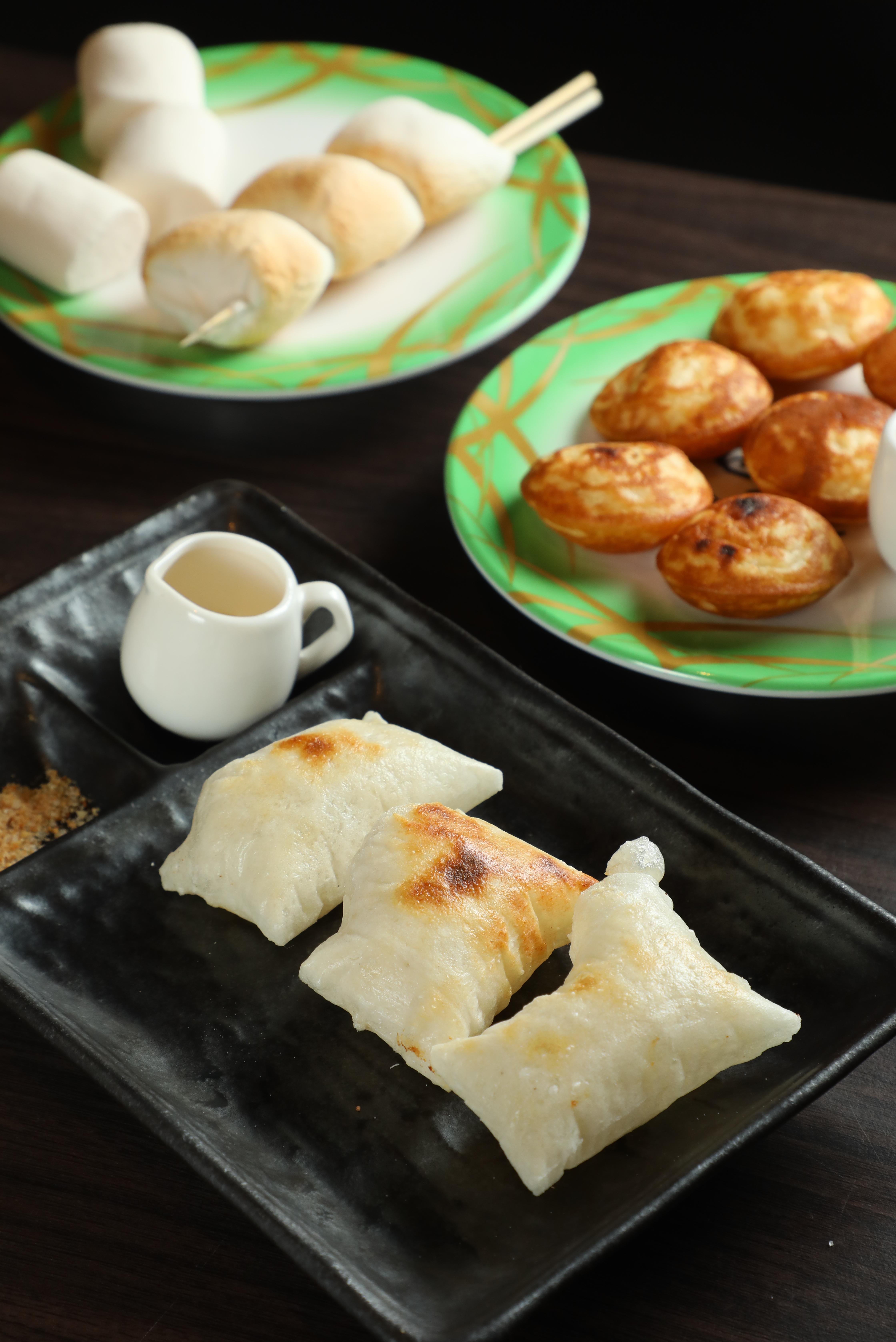 甜點可選「麻糬」(前)與經典煉乳+花生粉組合、微烤就很香的「小鬆餅」(中)或者小朋友最愛的「棉花糖」(後)。(皆50元/份)