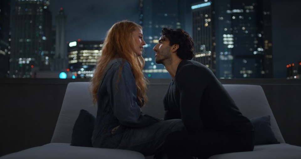  電影《到我們為止》的布蕾克萊芙莉（左）與賈斯汀巴多尼（右）愛死去活來，原來戲外他們水火不容，「有你就沒有我」，真的是「看戲的是傻子」。（索尼影業提供）