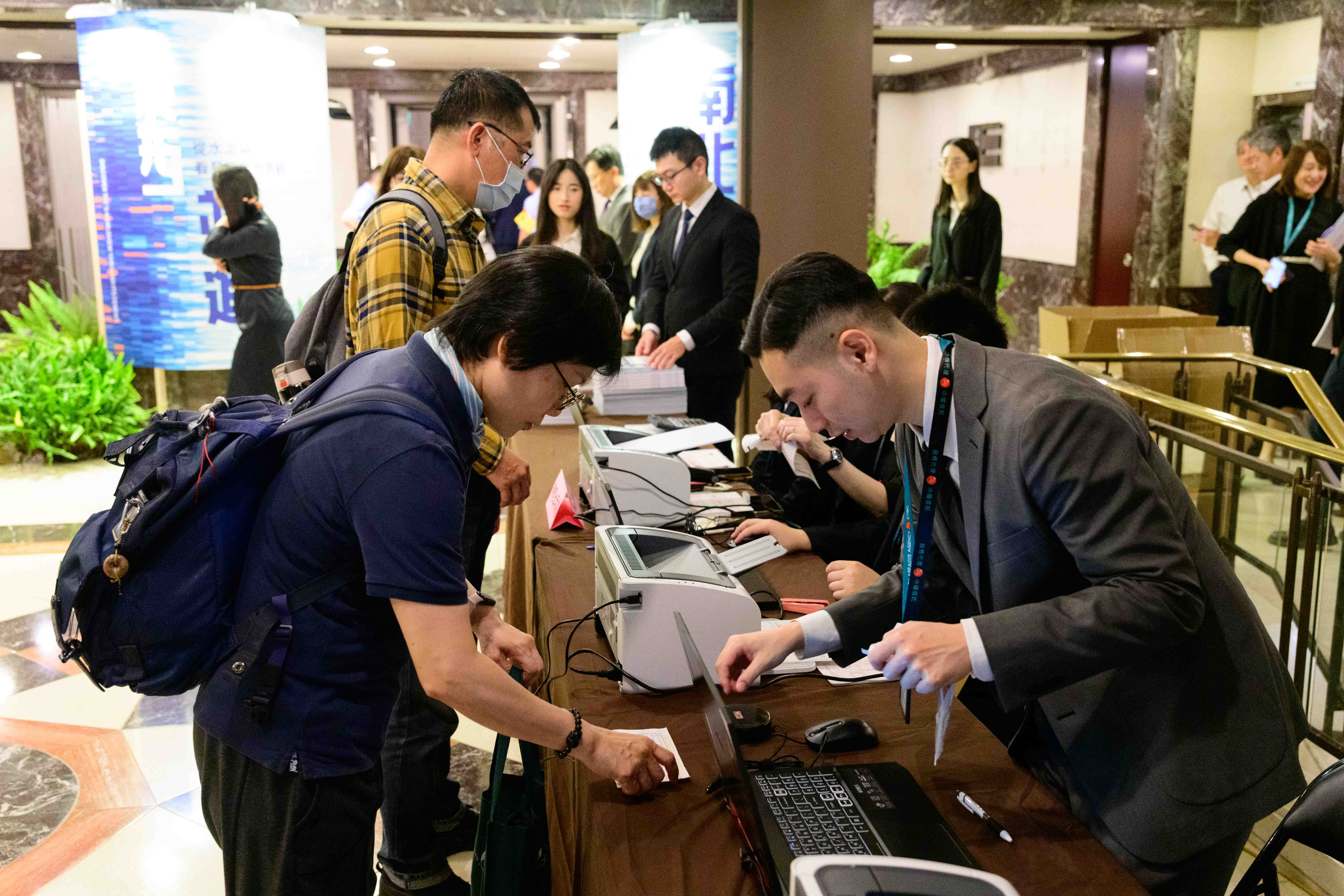 台泥目前股東人數已達55萬人，領取股東會紀念品成了一件大事。（台泥提供）