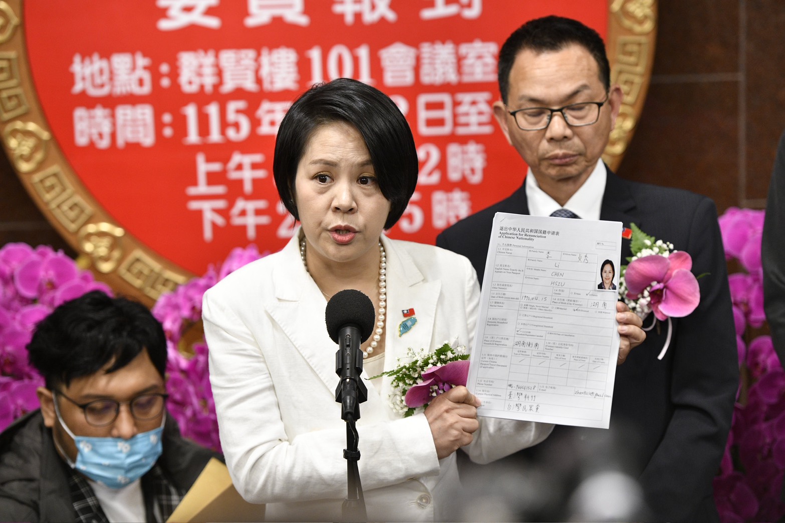 李貞秀拿文件證明自己放棄國籍遭拒。（鏡報李智為）