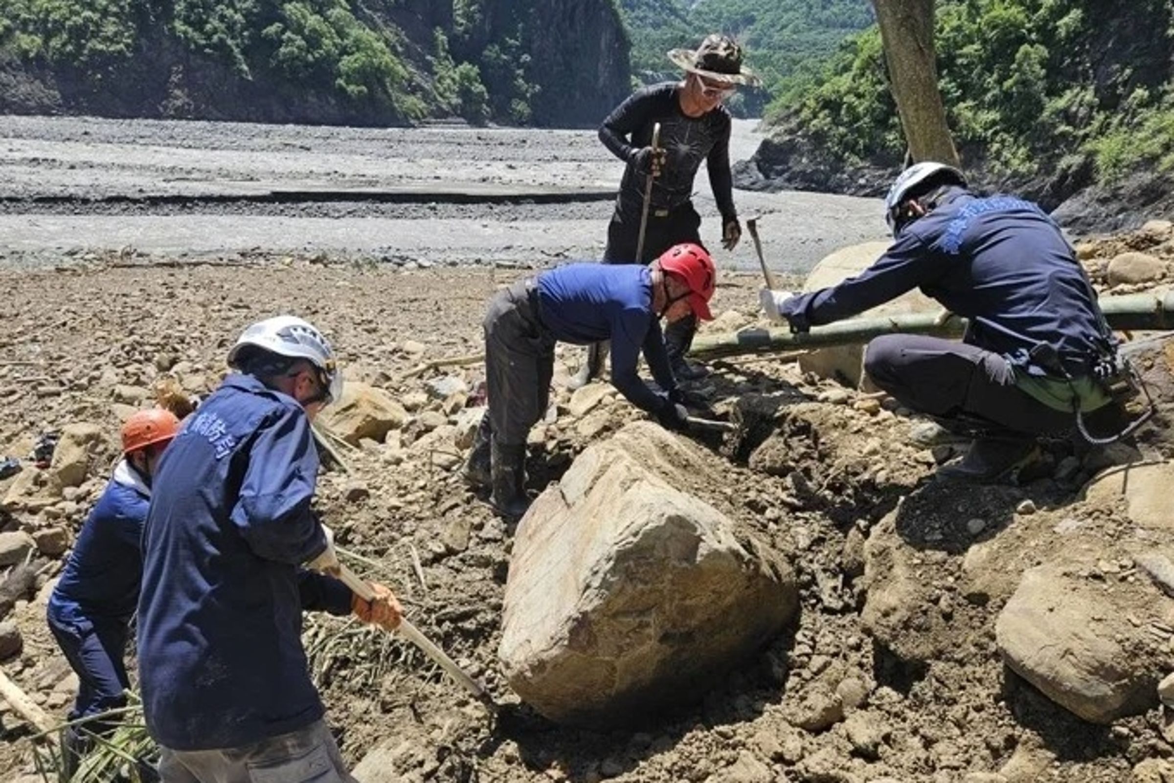 搜救行動進入第8天,仍未尋獲其他失聯者,懷疑可能被溪水沖走。(翻攝畫面)