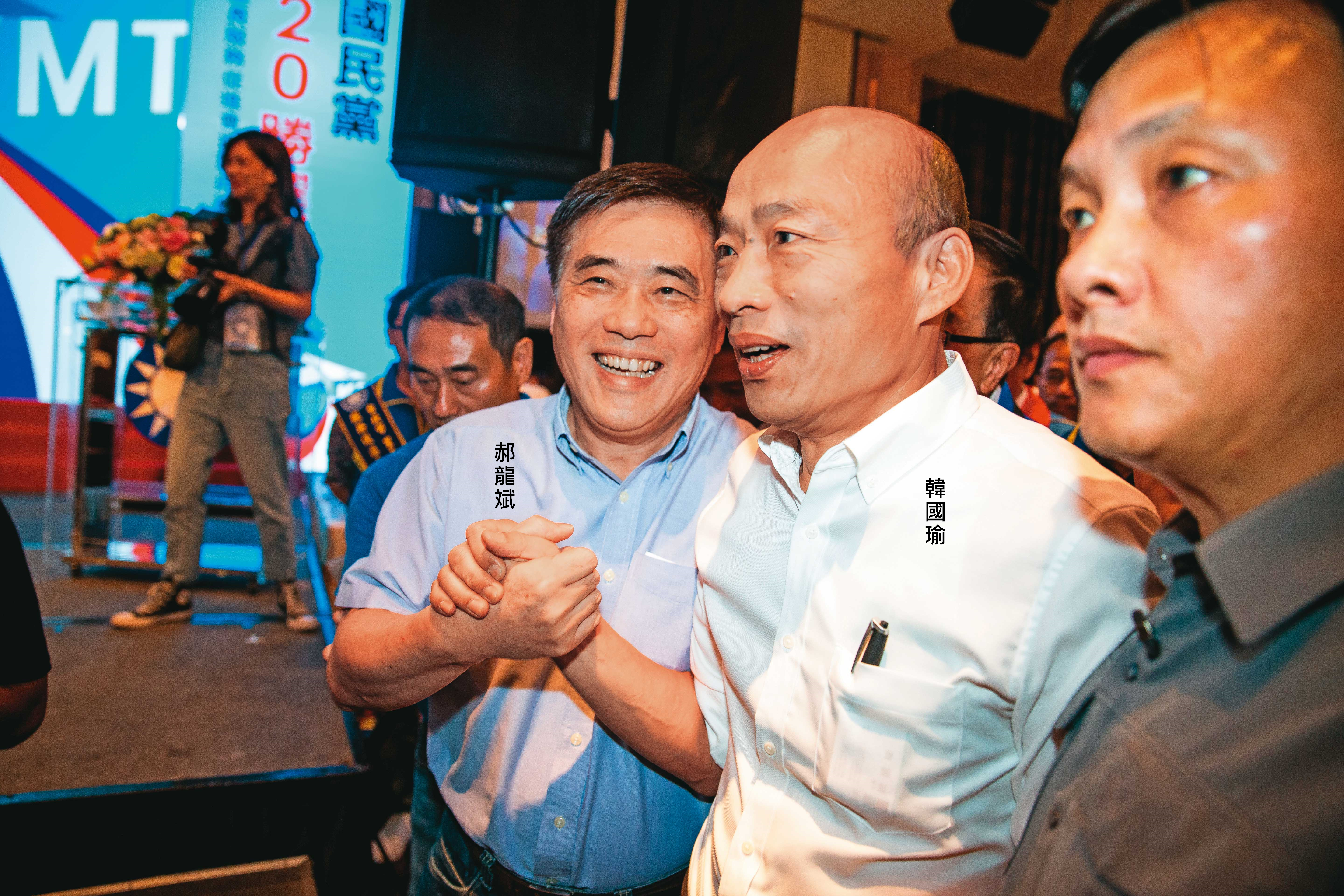 韓國瑜(右)屢被點名選主席,但現行法規不允許立法院長兼任黨職。左為前副主席郝龍斌。