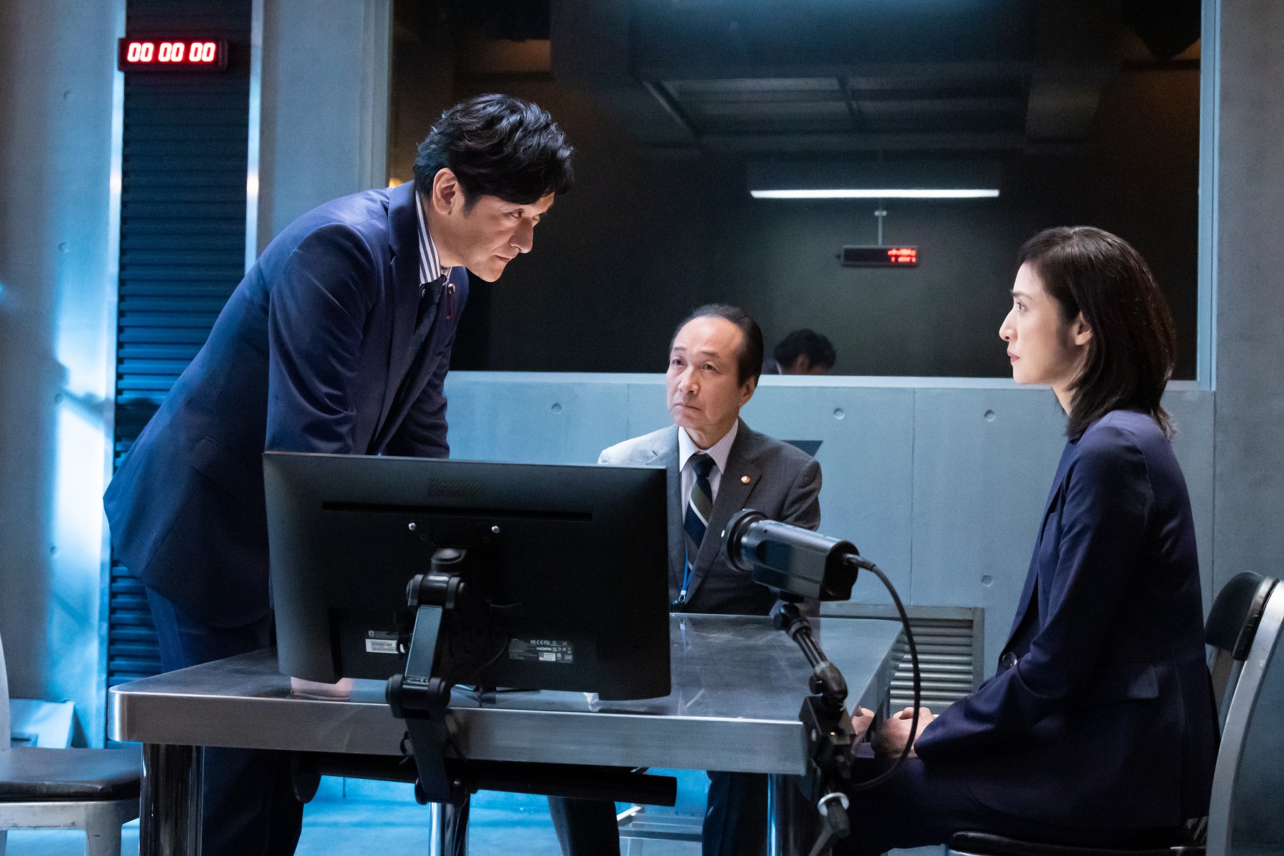 天海祐希(右》在《電影版女王偵訊室THE FINAL》的偵訊對象是由石丸幹二(左)飾演的日本首相,中為小日向文世。 (采昌國際多媒體提供)