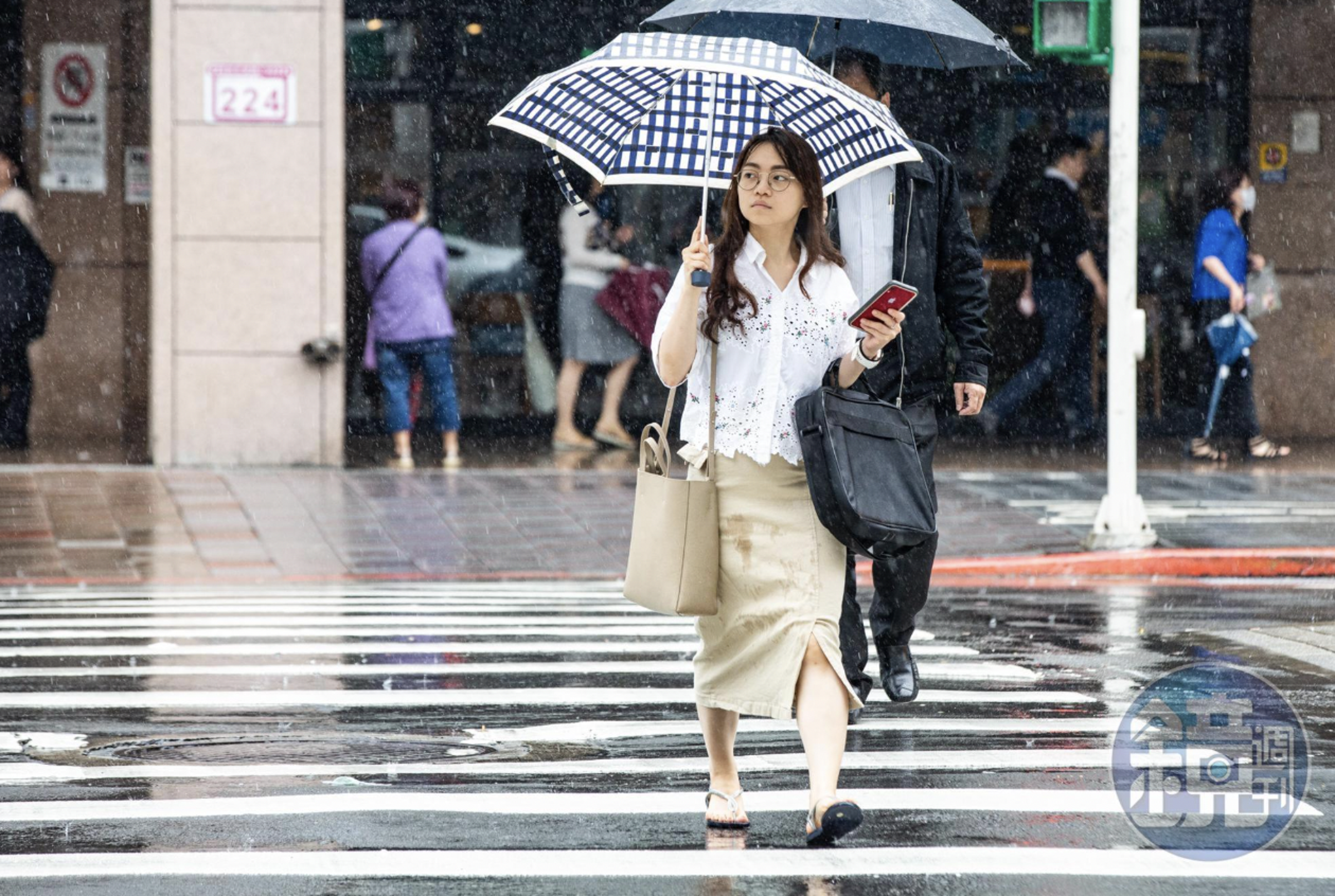 受鋒面影響，今全台天氣驟變，14縣市甚至出現大雨特報。（本刊資料照）