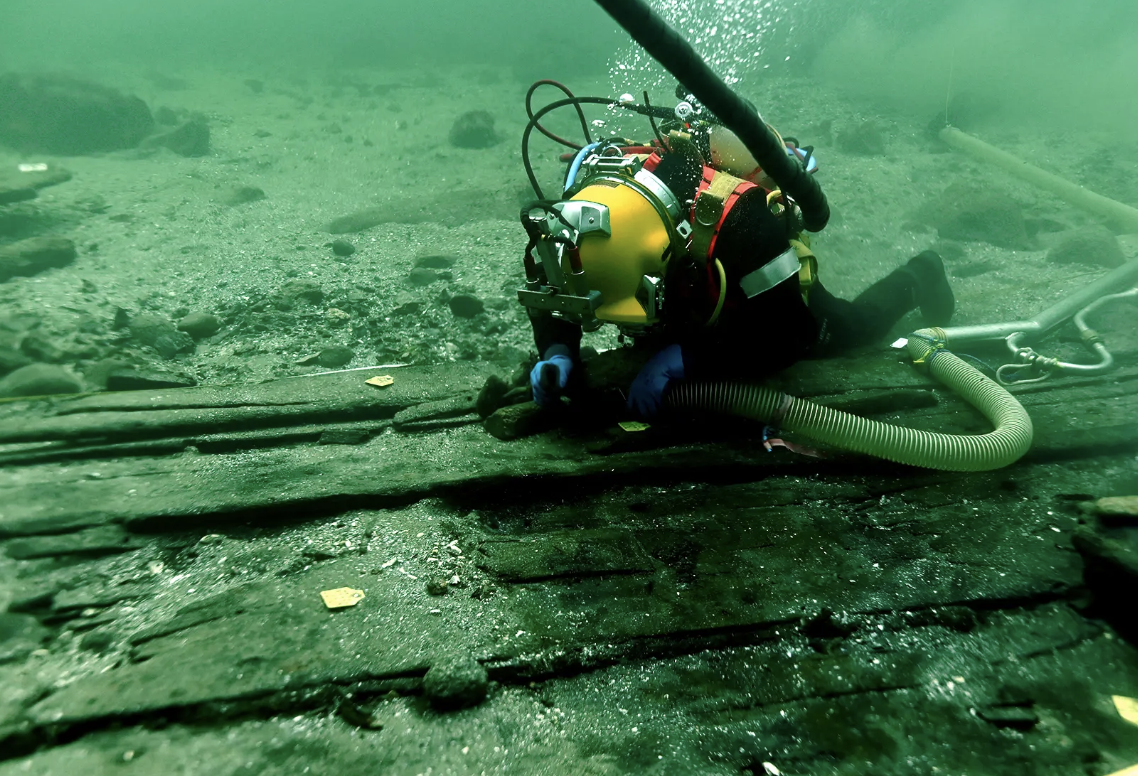丹麥考古學家在哥本哈根海域,發現了沉沒約 600 年、目前世界上規模最大的柯克船(Cog)遺跡。(翻攝自IG@vikingshipmuseum)