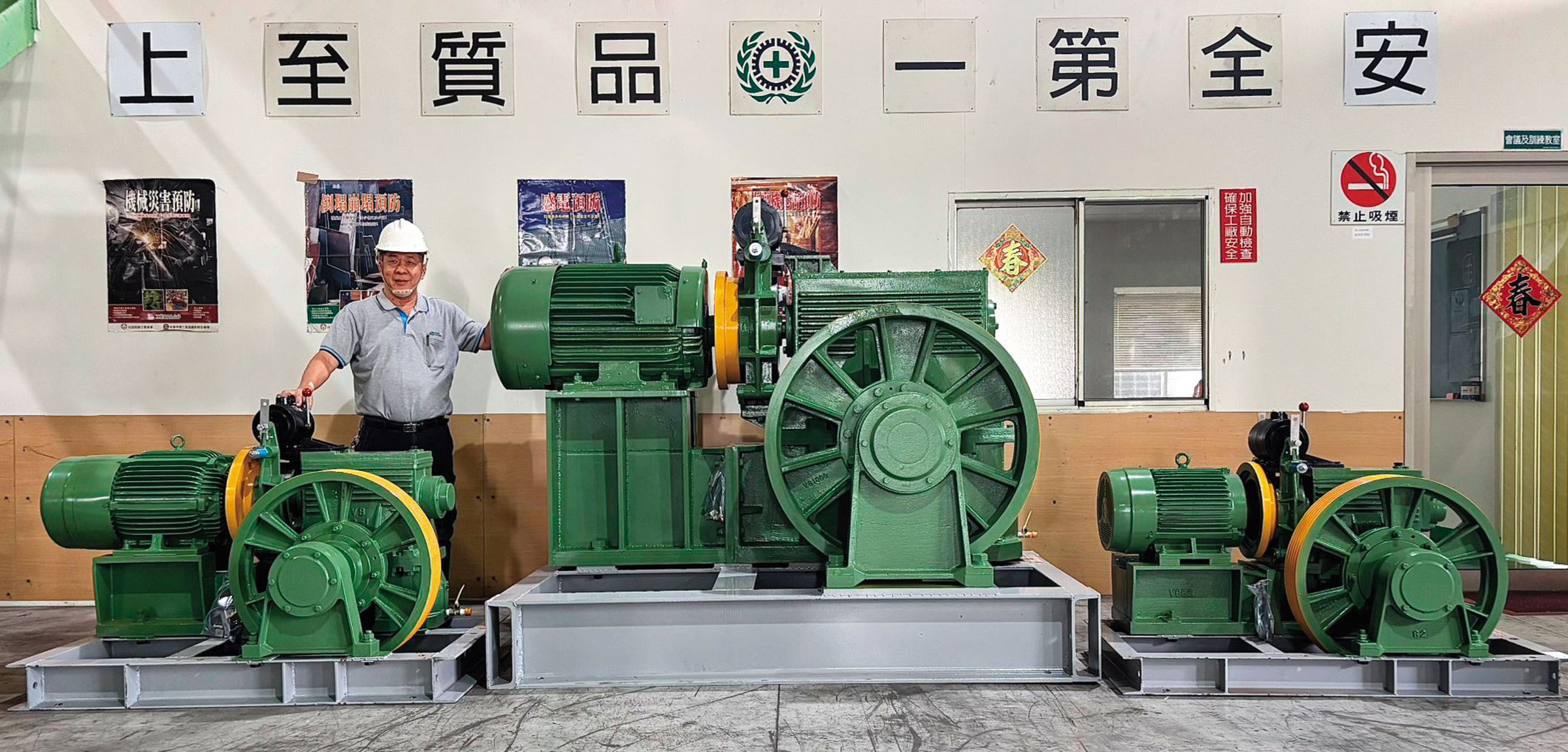 跟人差不多高的巨型主機,是宏偉29噸貨梯的心臟,不只要拉得動,更要煞得住,是大型貨梯的關鍵技術門檻。(宏偉提供)