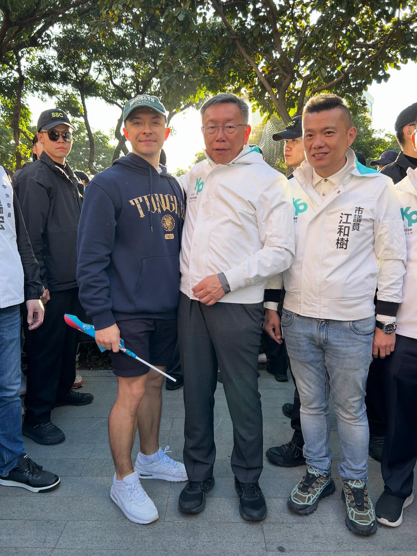 柯克慶祝柯文哲交保，不僅拍片跳舞，還特別分享與柯文哲的合照。（翻攝自Threads）