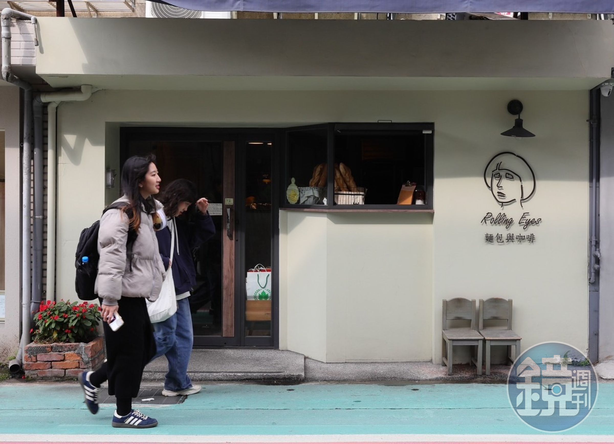 「Rolling Eyes 麵包與咖啡」藏在仁愛圓環附近的巷弄中,可愛的厭世白眼Logo很難不注意到。