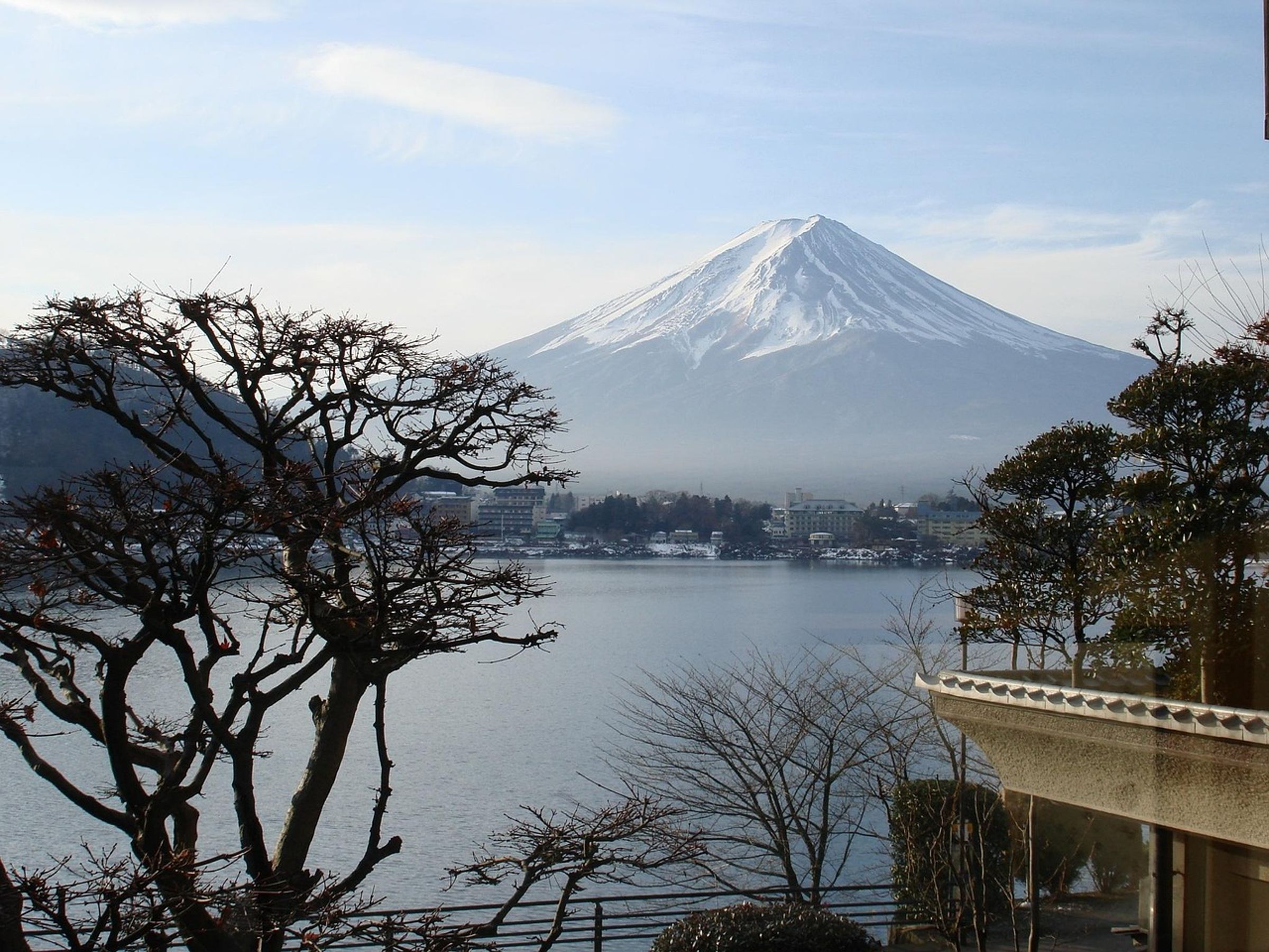 對於遊客擅闖封山期間的富士山，山梨縣政府研擬將酌收「搜救費」。（Pixabay／Image by patrik671）