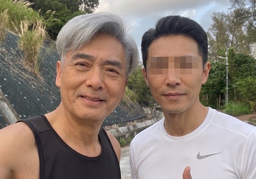 周潤發(左)在香港太平山晨跑時,被民眾野生捕獲,親切合照。(翻攝小紅書)