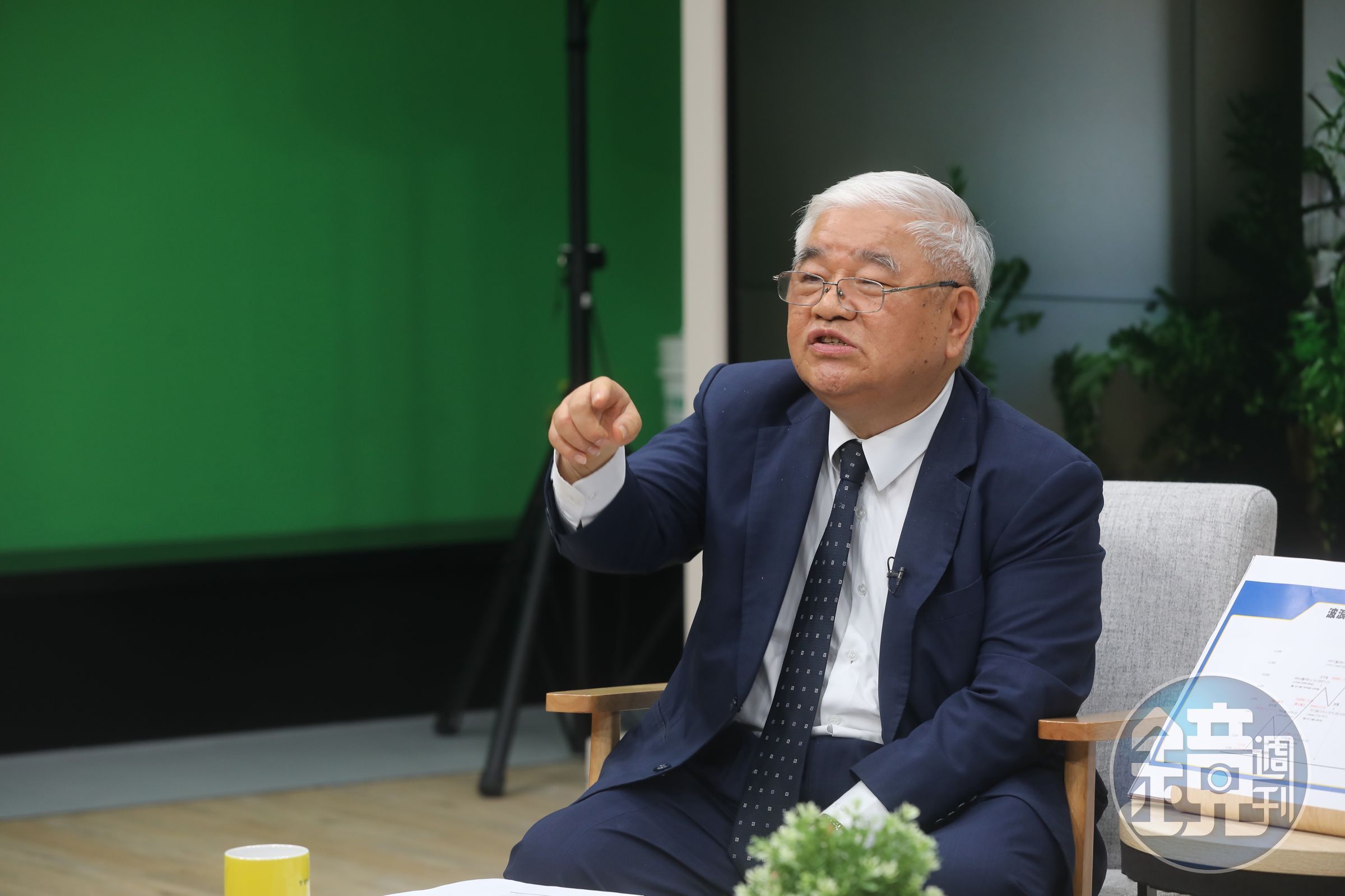 台股創下歷史新高,杜金龍認為高檔行情不代表應閉著眼睛抱,會「賺」也要懂得「退」,才能在震盪中保命。