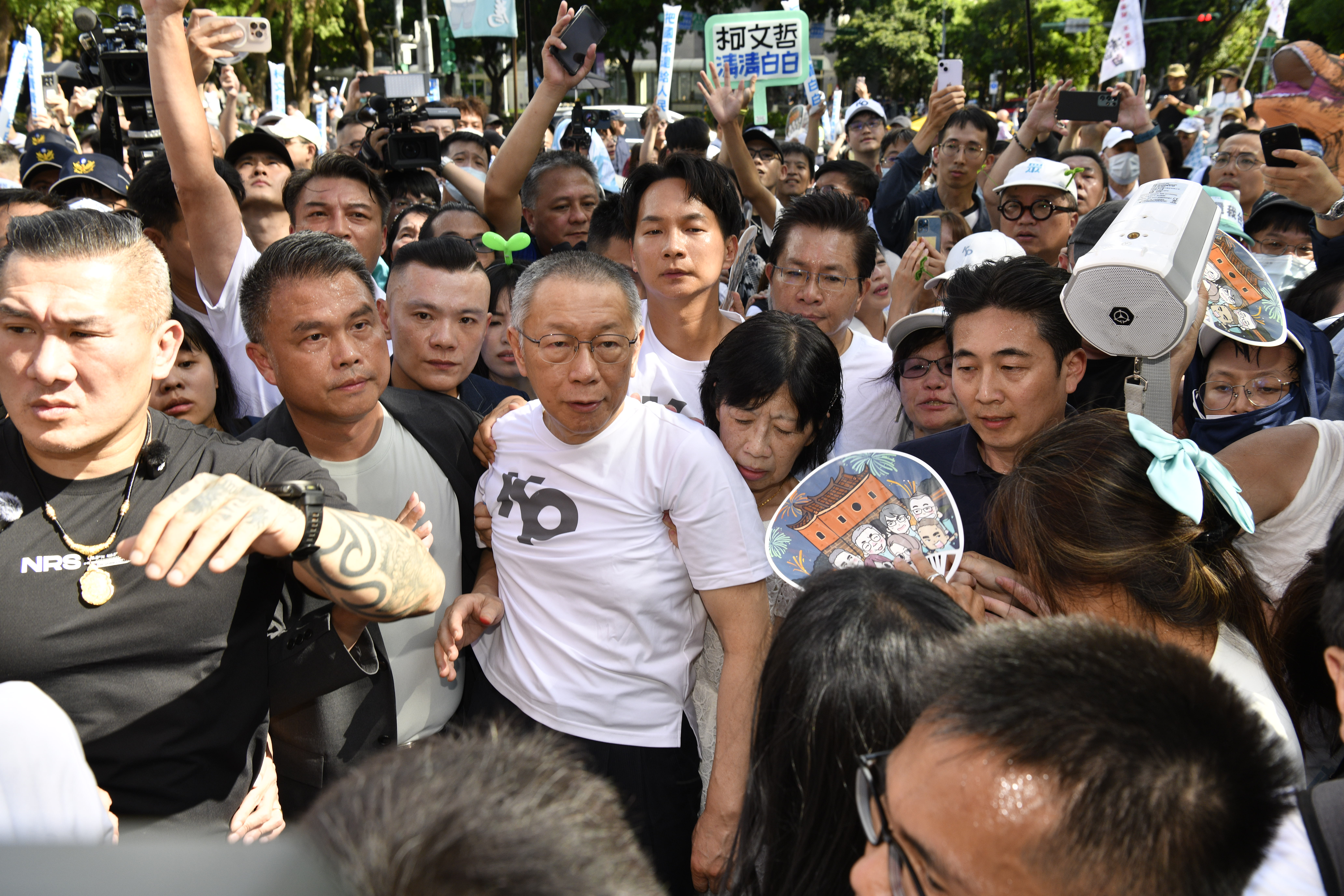 柯文哲交保，小草簇擁歡迎他走出看守所。（鏡報李智為）