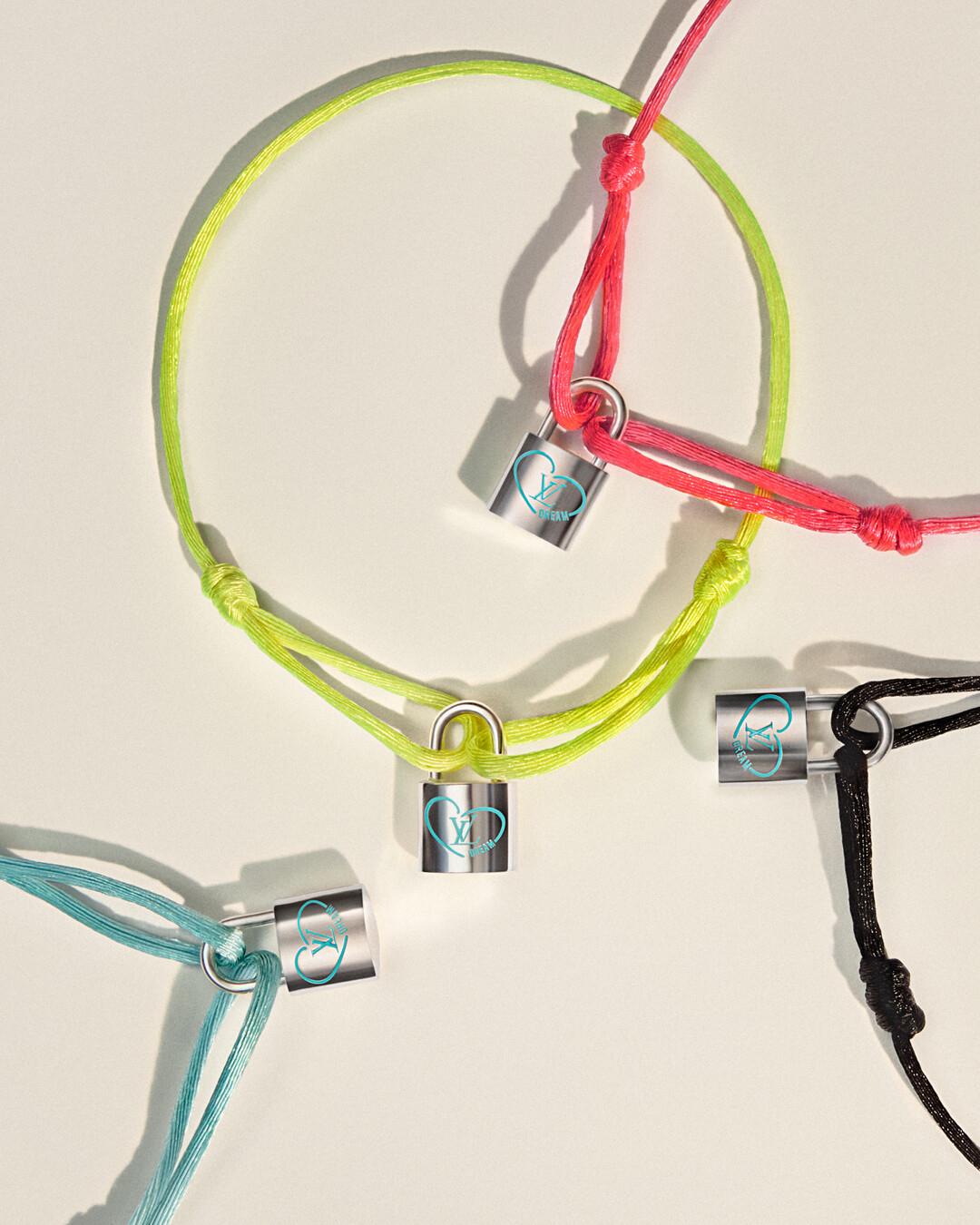 .LOUIS VUITTON for UNICEF Silver Lockit x Felix純銀及螢光黃色聚酯纖維繩手鍊。NT$$10,900（路易威登提供）