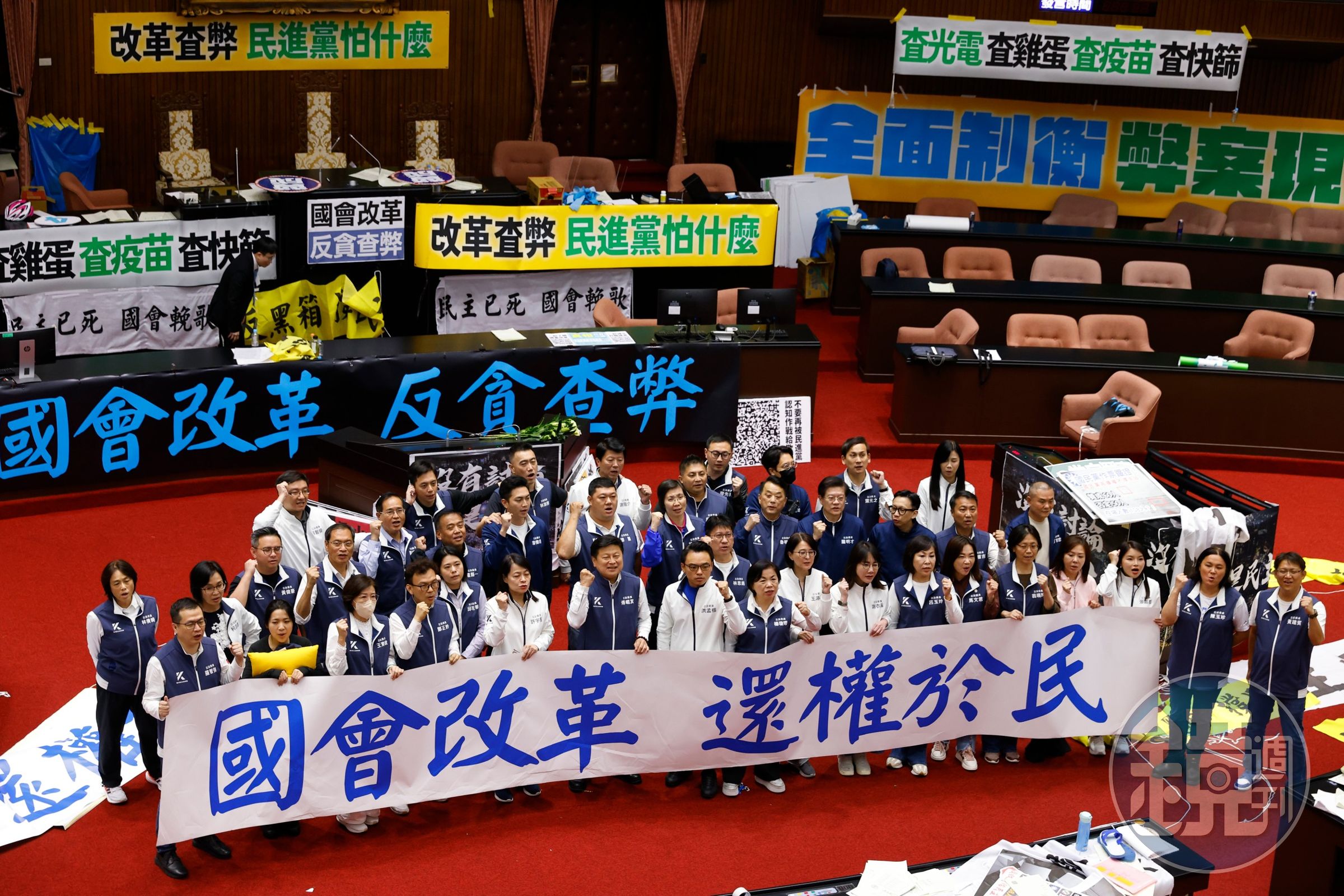 散會後藍委舉「國會改革，還權於民」布條拍照。