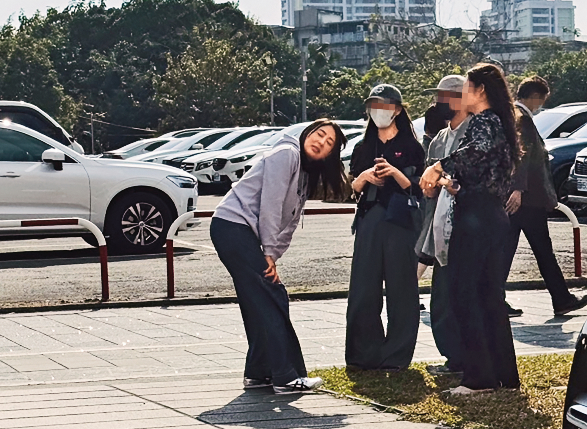 本刊直擊，賈永婕與民眾合照的五官與肢體語言皆很外放。