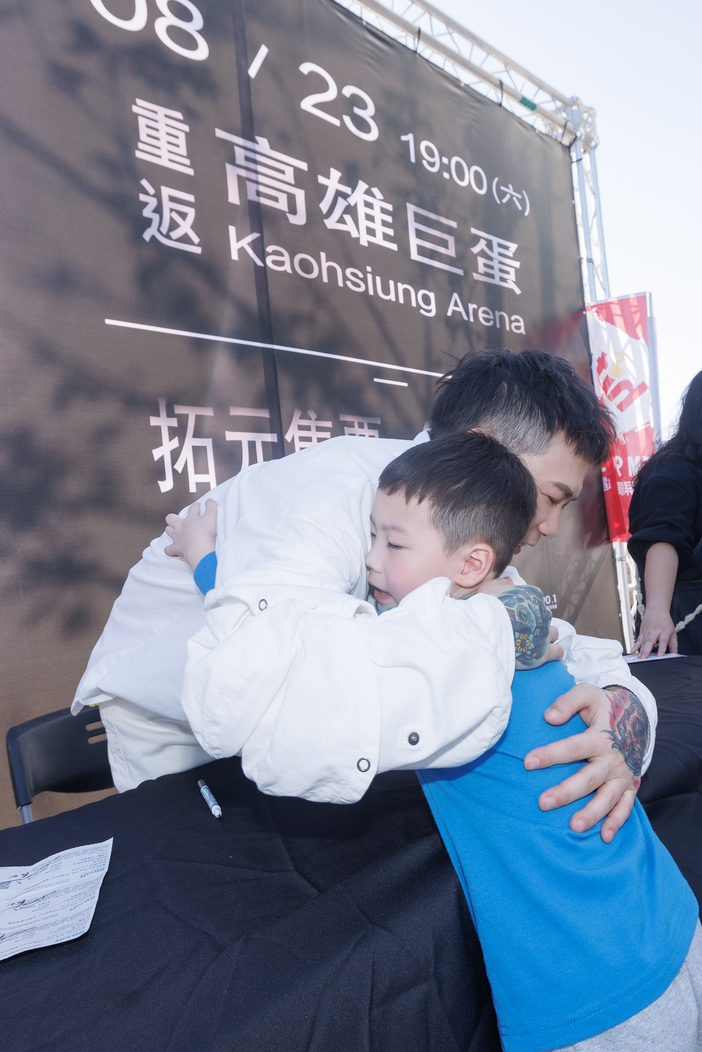 小朋友排隊給蕭秉治簽名還要求抱抱，蕭秉治送上溫暖擁抱。（相信音樂提供）