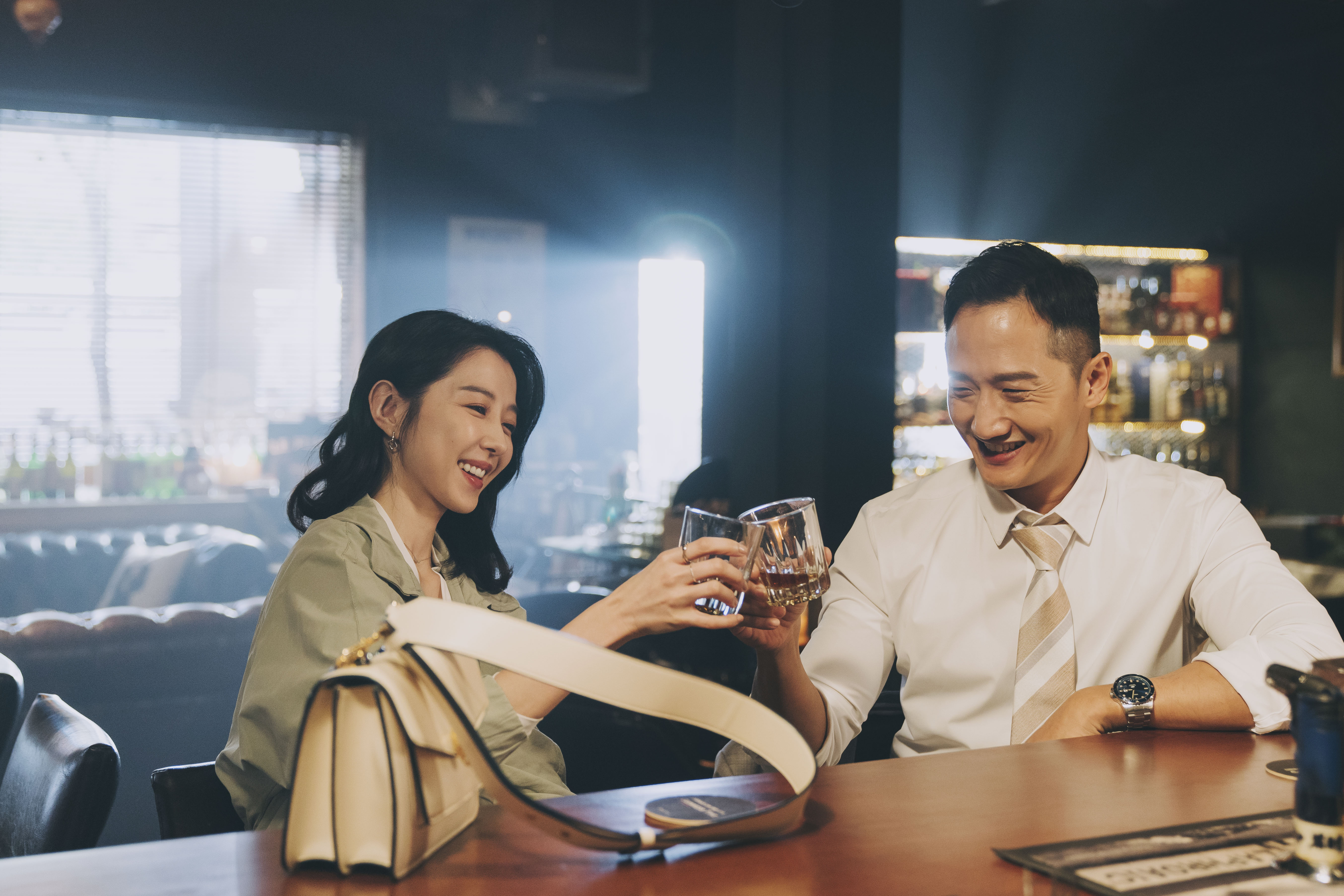 在電影《惡女》中飾演政府發言人的高英軒與邵雨薇有錯綜複雜的利益糾葛。(Catchplay提供)