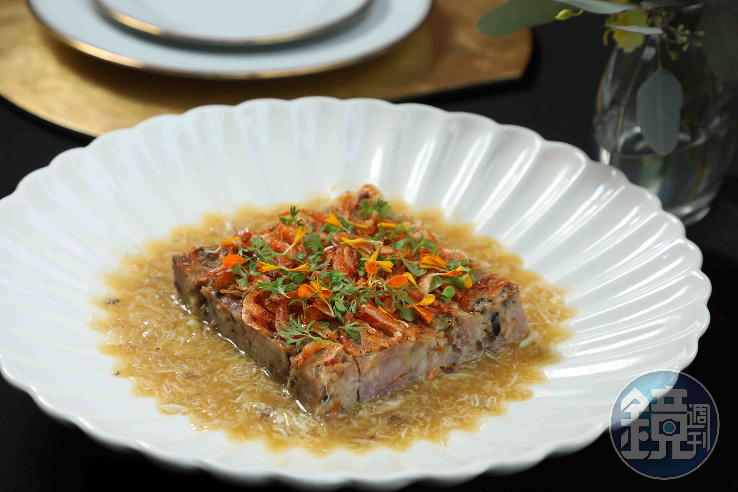 「蟹粉豆腐香芋粿」選用高雄甲仙的檳榔心芋頭與在來米製成,搭配金黃紅蟳蟹粉醬汁,再撒上酥脆的東港櫻花蝦與美濃在地菜脯。