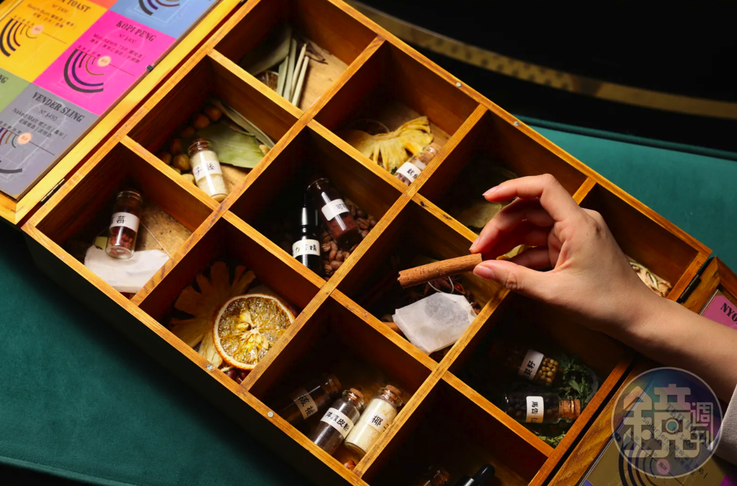 Vender Bar的酒單是特製木盒，以東南亞料理為發想，12格代表12款特色調酒。