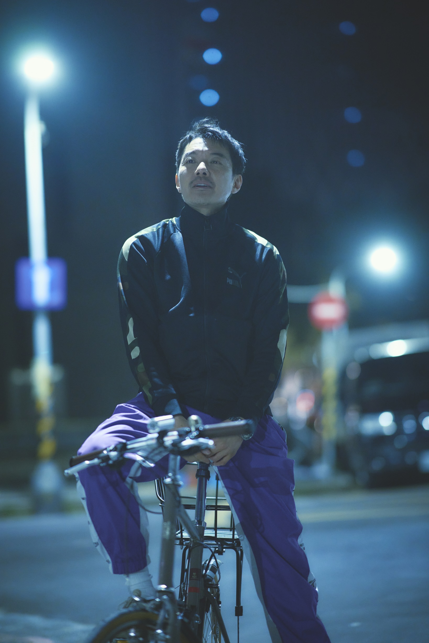 不夠善良的我們_邀請到四分衛阿山客串唱歌的路人。(公視、MyVideo提供)