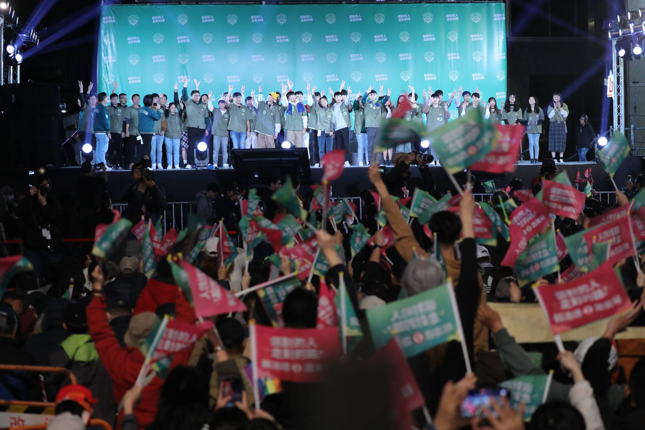 民進黨人事傳出將小幅改組，選舉期間表現亮眼的王義川、吳崢可望入列。