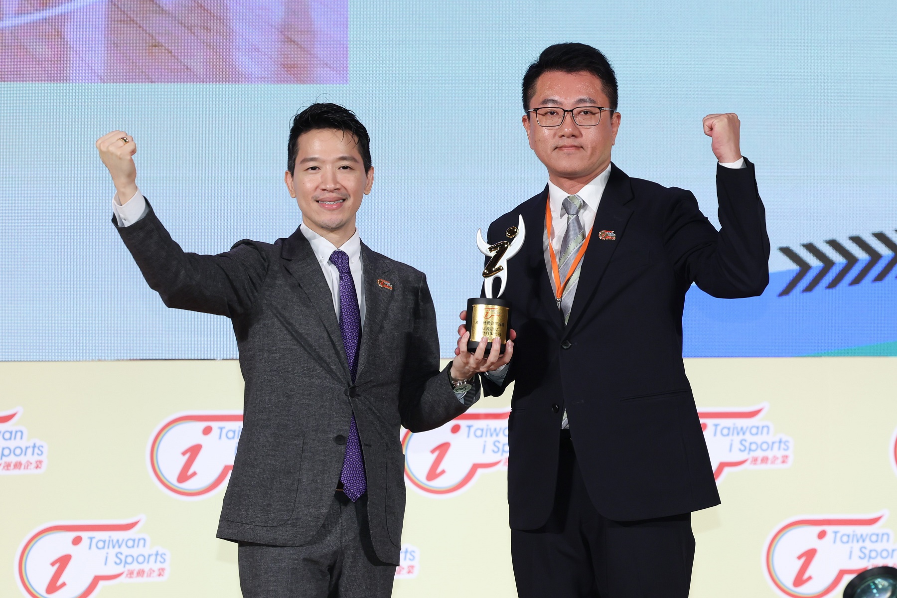 運動部表揚獲頒「運動企業」認證的逾百家企業，由總統府副秘書長何志偉（左）頒獎，信義房屋由人資長黃吉良出席領獎。（信義房屋提供）