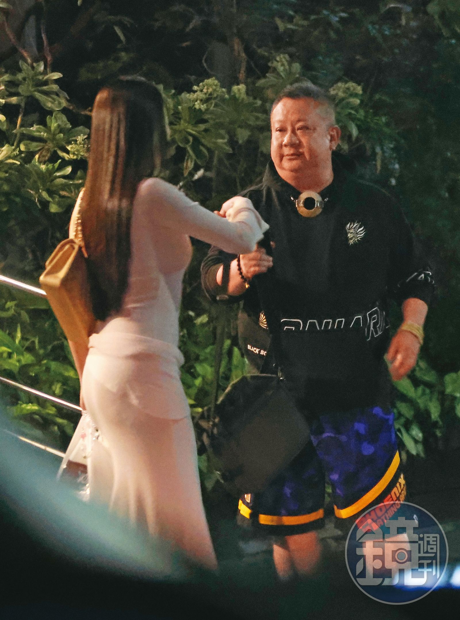 連袂出國返台不到24小時又見宣昶有　美女前主播秀曲線「戰鬥服」跑飯局