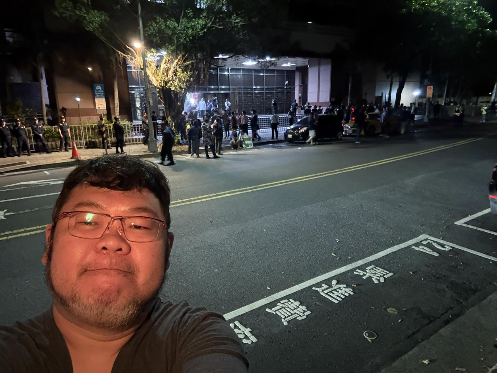 四叉貓先前在北檢外直播遭潑飲料。（翻攝自四叉貓臉書）