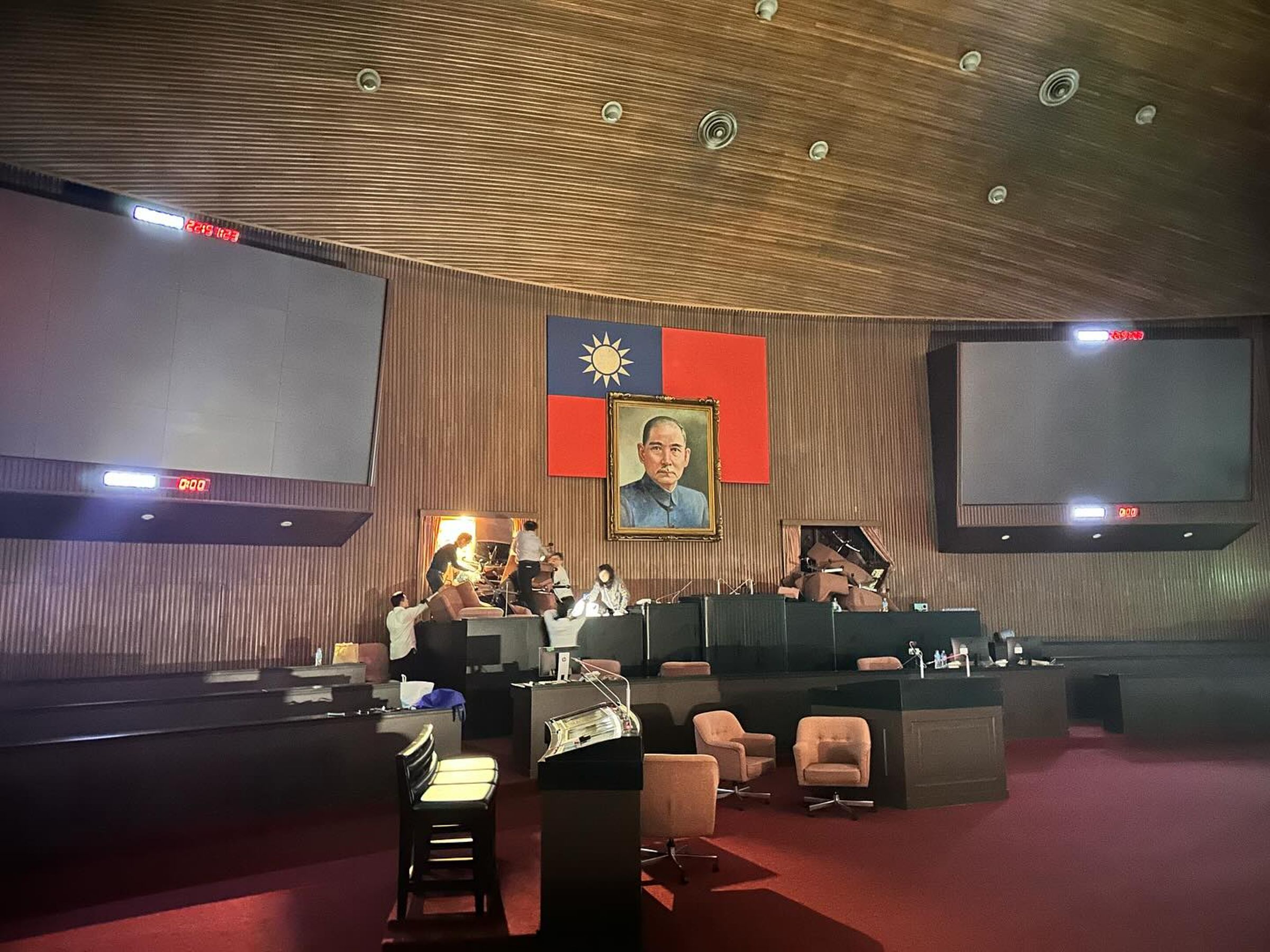 張雅琳剛剛於臉書po出議場內最新畫面,綠委靠著椅子試圖封住議場,希望能阻止藍委明天強渡3爭議法案。