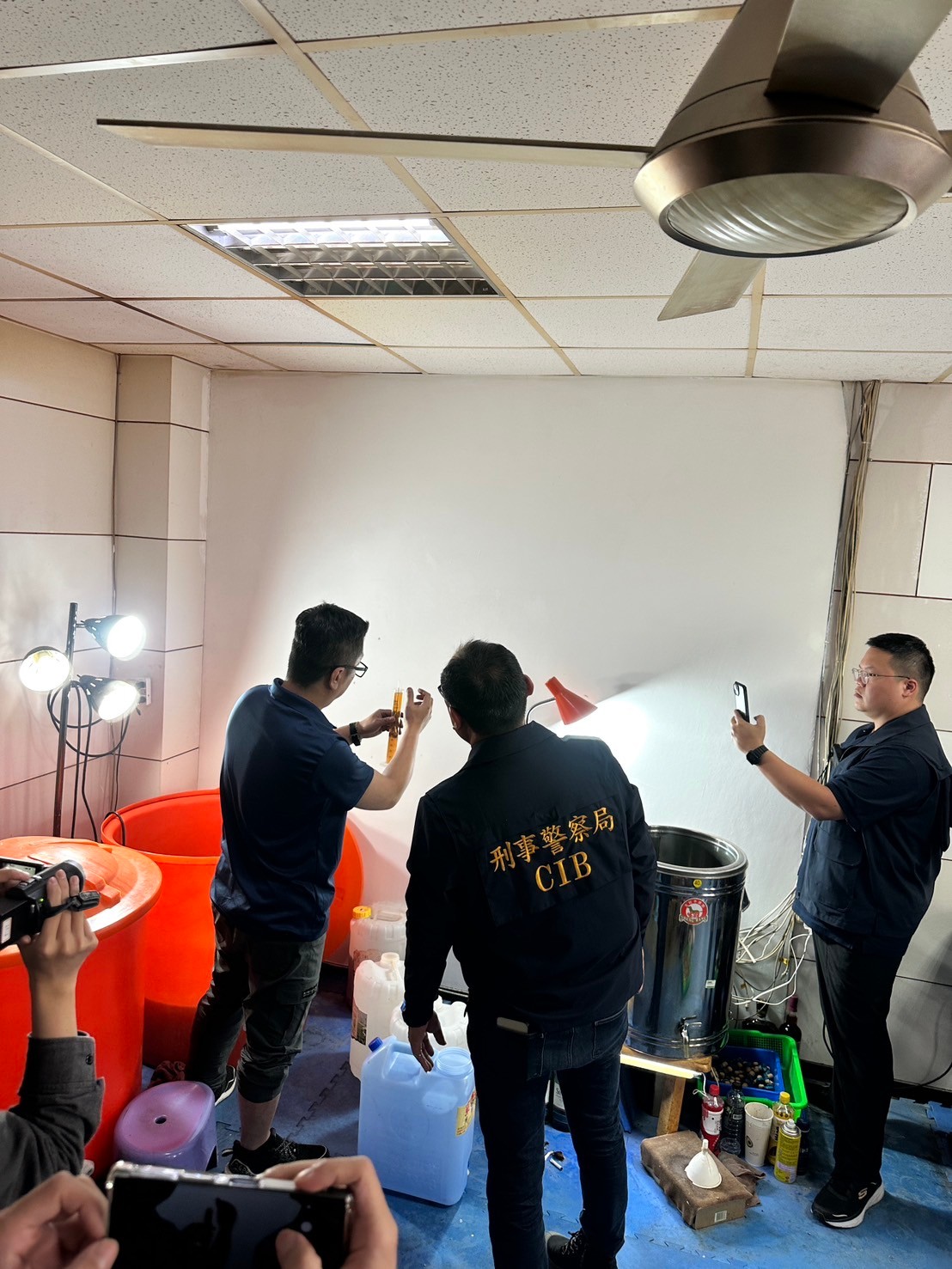 台中地檢署偵破以陳姓男子為首的私酒集團，從去年起「舊瓶裝偽酒」。（中檢提供）